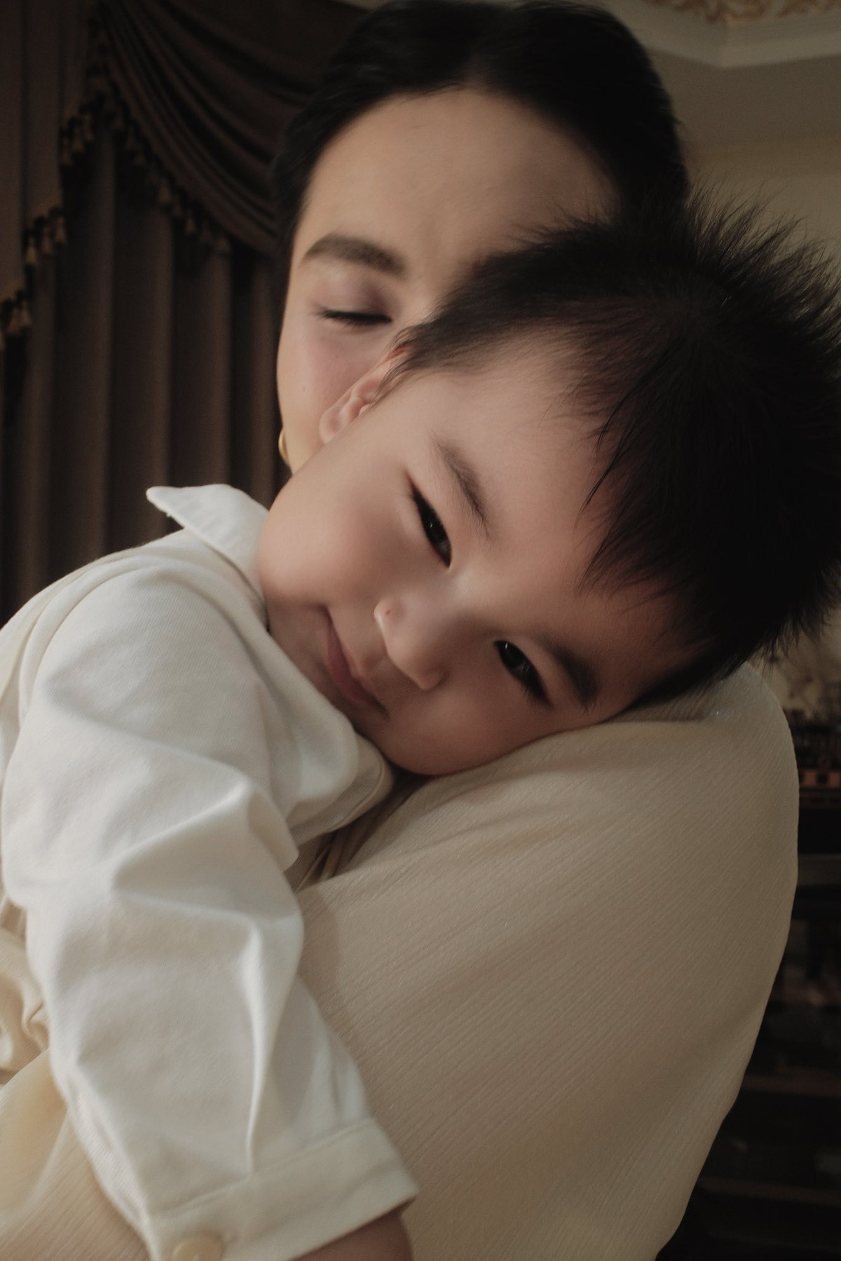 Bước sang tuổi mới, Mai Ngọc vẫn giữ vững phong độ là một trong những mỹ nhân từng được mệnh danh là "MC xinh nhất VTV". Trong bộ ảnh, cô diện bộ trang phục lụa màu vàng nhạt thanh lịch, tôn lên làn da trắng mịn không tì vết. (Ảnh: FBNV)