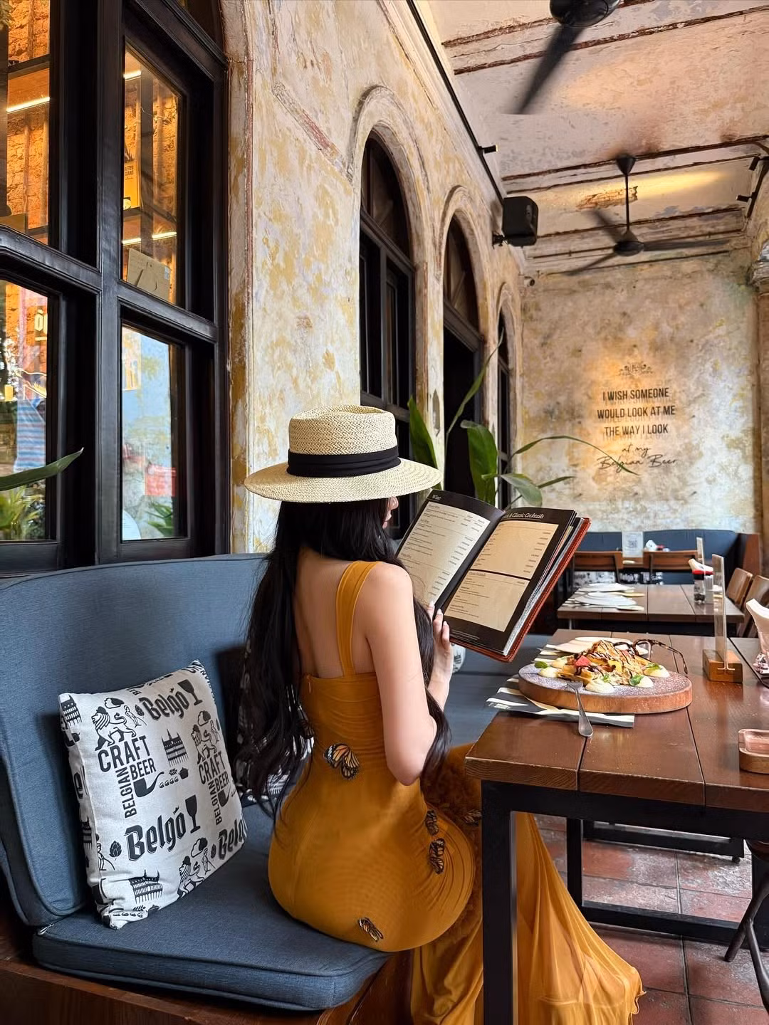 Bộ ảnh được thực hiện một địa điểm với kiến trúc mang đậm hơi thở châu Âu cổ điển. Sự tương phản giữa phong cách thời trang hiện đại, rực rỡ của Quỳnh Như và không gian hoài cổ đã tạo nên sức hút khó cưỡng. (Ảnh: IGNV)