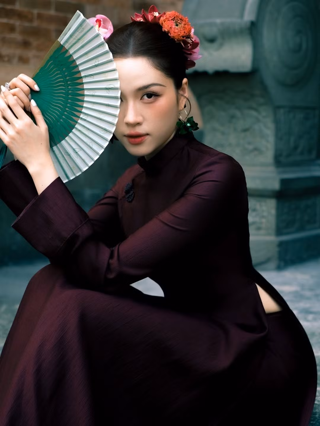 Trong những ngày cận Tết Nguyên Đán, MC Thanh Thanh Huyền đã khiến người hâm mộ không khỏi xao xuyến khi chia sẻ loạt ảnh diện áo dài truyền thống đầy tinh tế và sang trọng. Trái ngược với phong cách quyến rũ thường thấy, lần này, người đẹp gốc Nha Trang mang đến một hình ảnh đằm thắm, dịu dàng, đúng chất phụ nữ Việt Nam xưa. (Ảnh: IGNV)