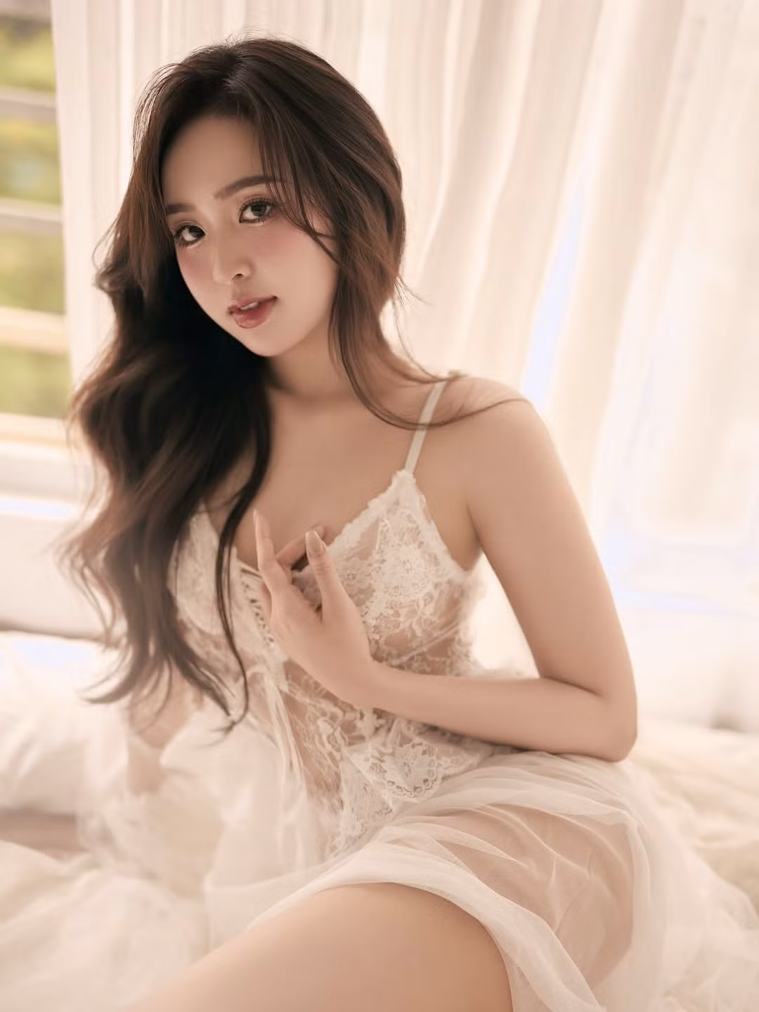 Chiếc váy mỏng manh, kết hợp với chất liệu ren mềm mại, giúp cô khoe khéo đường cong nuột nà và làn da trắng không tì vết. (Ảnh: IGNV)