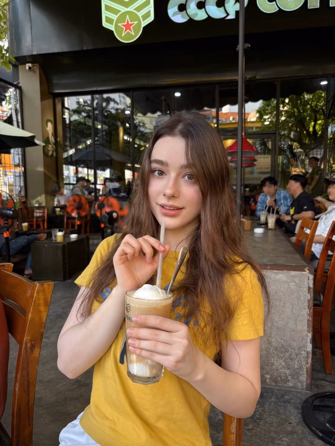 Cô nàng diện trang phục đơn giản gồm chiếc áo phông màu vàng nổi bật, mái tóc thả tự nhiên nhưng vẫn toát lên vẻ xinh đẹp, ngọt ngào. (Ảnh: IGNV)