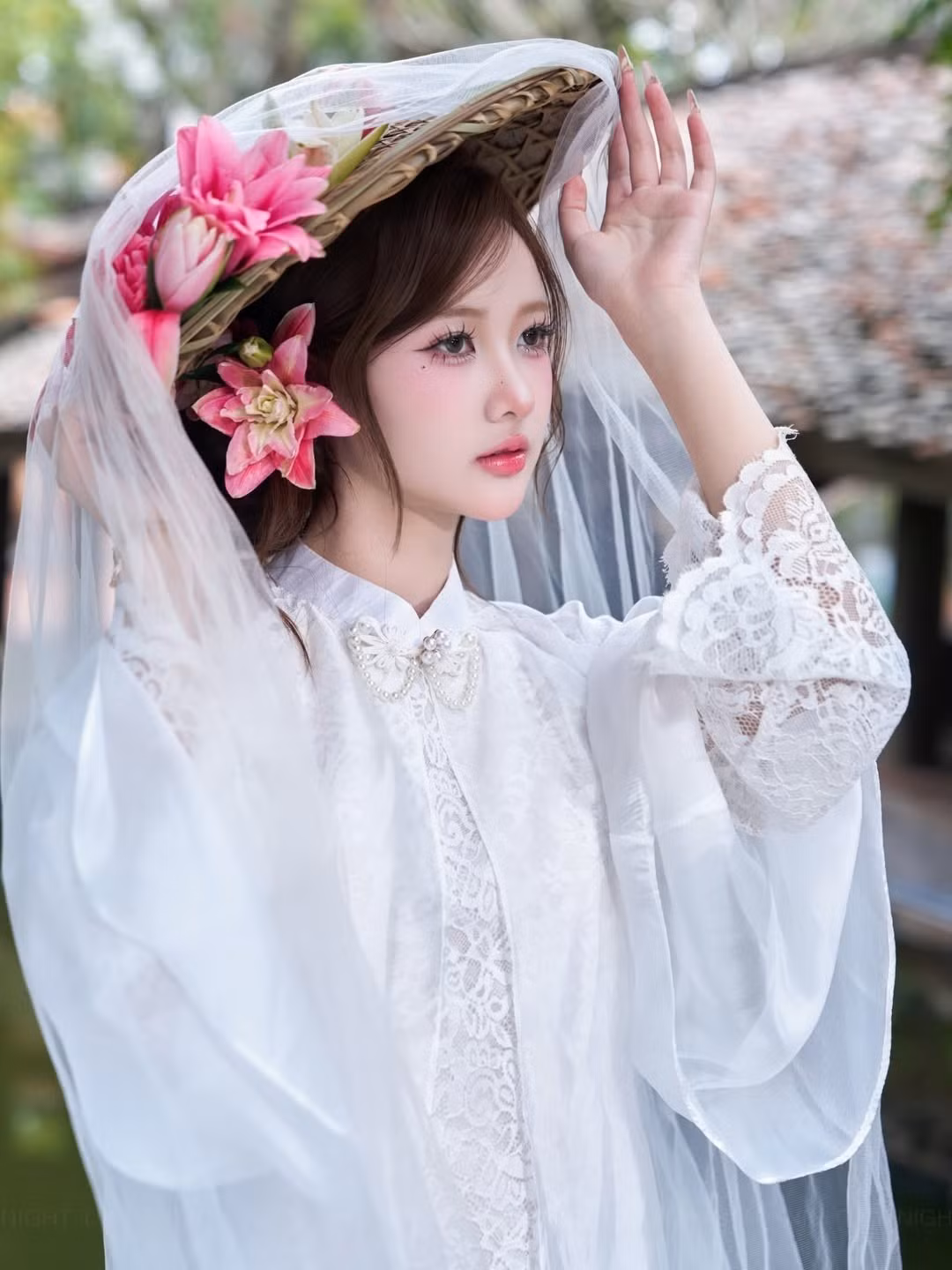 Vốn nổi tiếng với vẻ ngoài ngọt ngào và gu thời trang đa dạng, bộ ảnh mới đây của Diệu Linh đã nhận về "cơn mưa" lời khen nhờ thần thái thoát tục và sự kết hợp tinh tế giữa nét đẹp truyền thống và hiện đại. (Ảnh: IGNV)