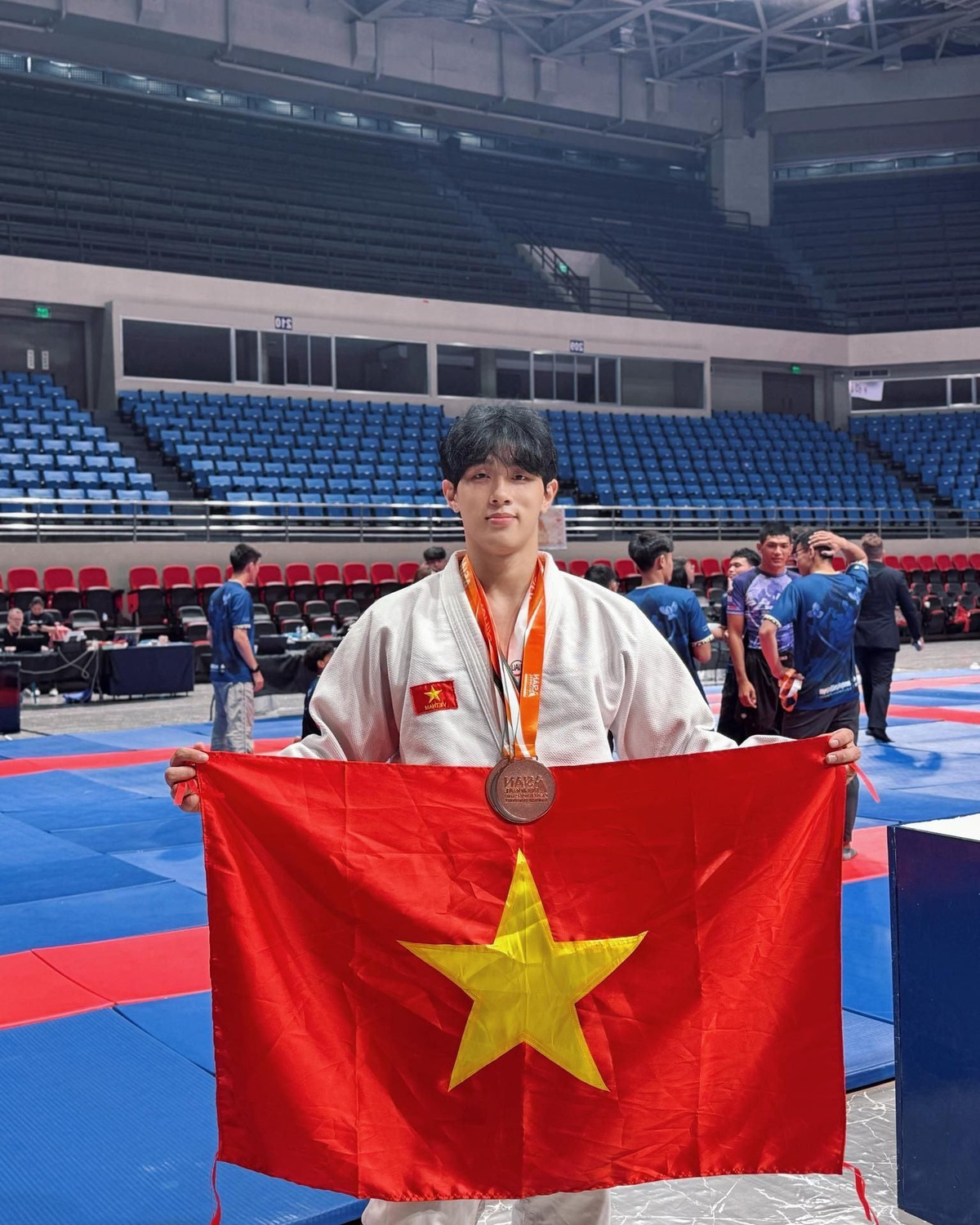 Nguyễn Tiến Triển, sinh năm 2003 và đến từ Hà Nội, là thành viên chủ chốt của đội tuyển Jujitsu (Nhu thuật Brazil) Hà Nội và quốc gia. Mặc dù còn rất trẻ, bảng thành tích của Tiến Triển đã dày dặn đáng nể, chứng tỏ anh là một vận động viên trẻ đầy tiềm năng. (Ảnh: FBNV)