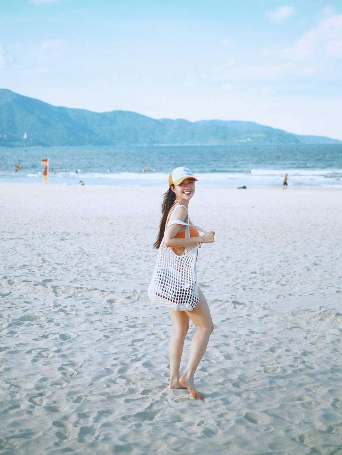 Trong loạt ảnh, Nam Phương diện set bikini màu cam san hô rực rỡ. Màu cam không chỉ là gam màu trendy của mùa hè mà còn rất tôn da, đặc biệt với làn da châu Á, giúp nữ tiếp viên trở nên nổi bật và tràn đầy năng lượng dưới ánh nắng. (Ảnh: FBNV)