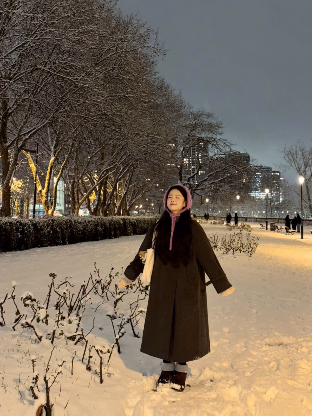 Sự kết hợp giữa găng tay và túi xách gấu bông mang lại cảm giác ấm áp, tinh nghịch, đúng chuẩn phong cách của một nữ sinh năng động. (Ảnh: IGNV)