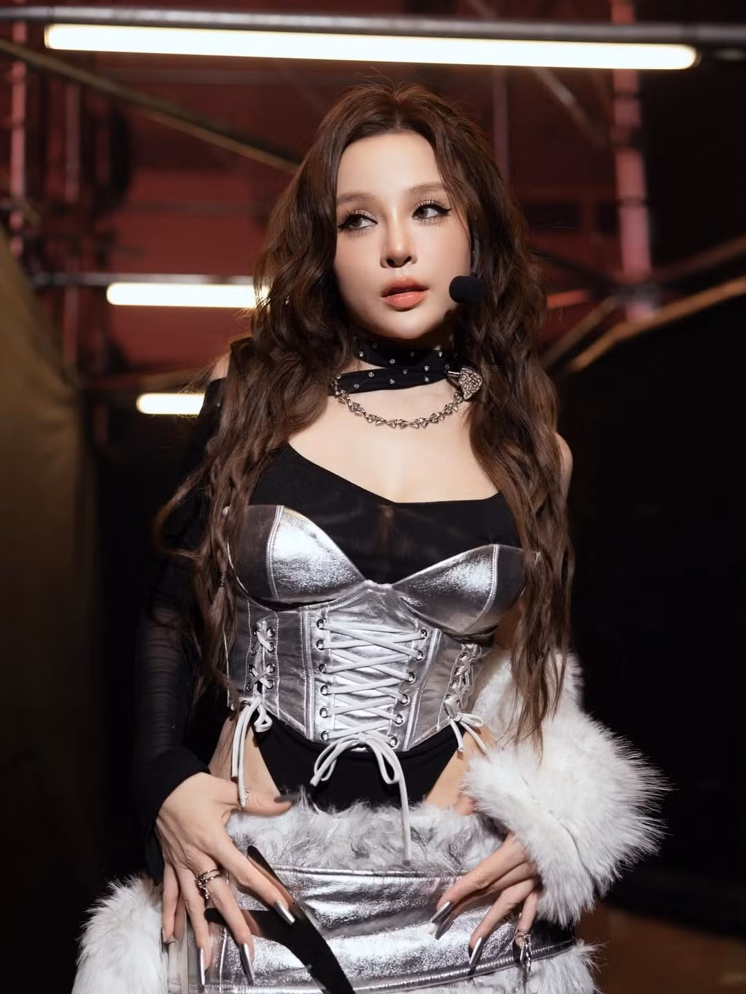 Với vẻ ngoài "hack tuổi" và phong cách thời trang dẫn đầu xu hướng, mỗi lần Huyền Baby bước lên sân khấu đều khiến người hâm mộ phải "chấn động" và không thể rời mắt. (Ảnh: IGNV)