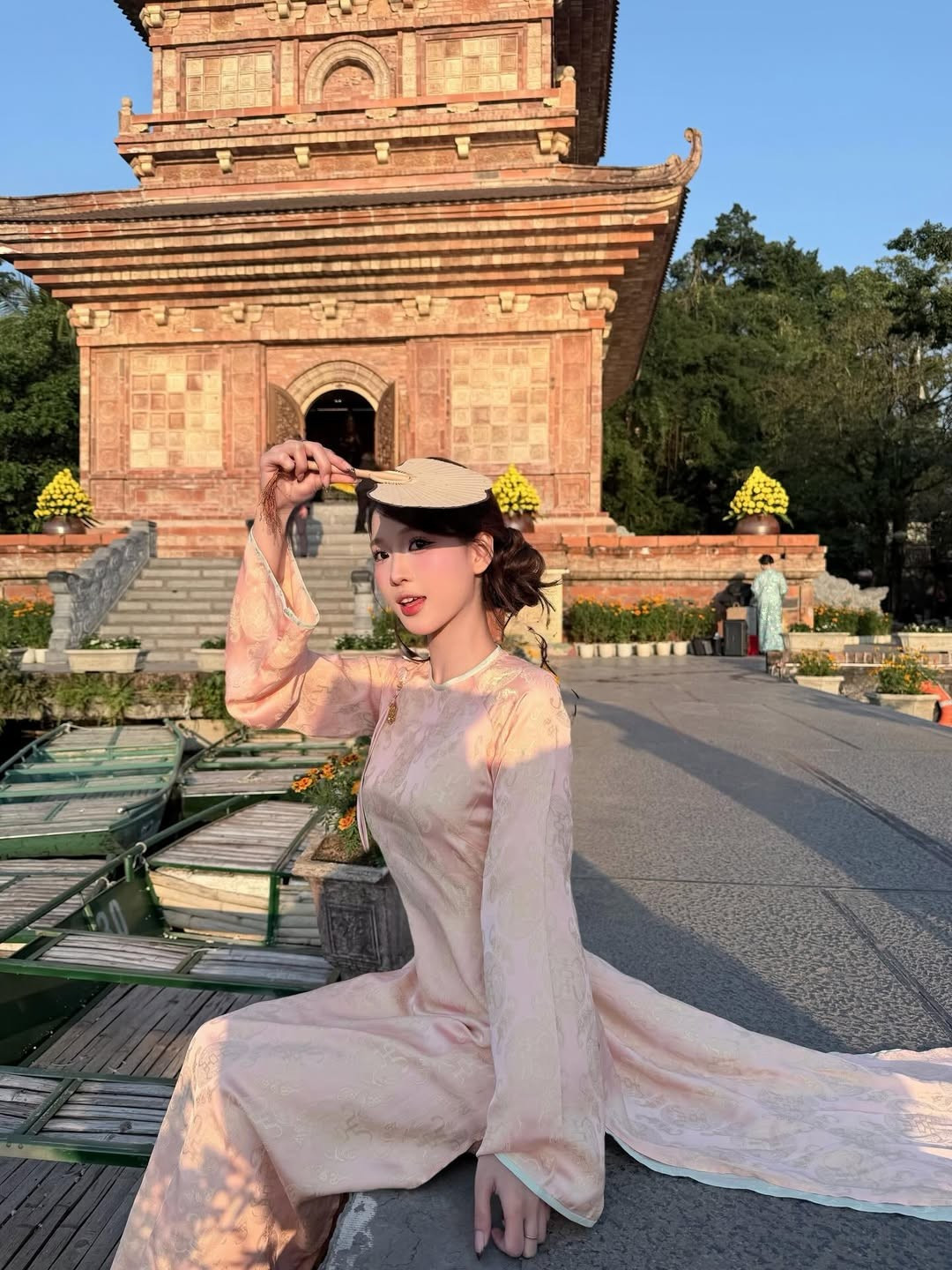 Dù diện trang phục cổ điển, Wyn Anh vẫn giữ được nét trẻ trung nhờ lối trang điểm trong trẻo, nhấn vào đôi mắt to tròn và đôi môi hồng tự nhiên. Kiểu tóc búi thấp cùng vài sợi tóc lơi nhẹ nhàng giúp cô nàng trông giống như một "nàng thơ" bước ra từ tranh vẽ. (Ảnh: IGNV)