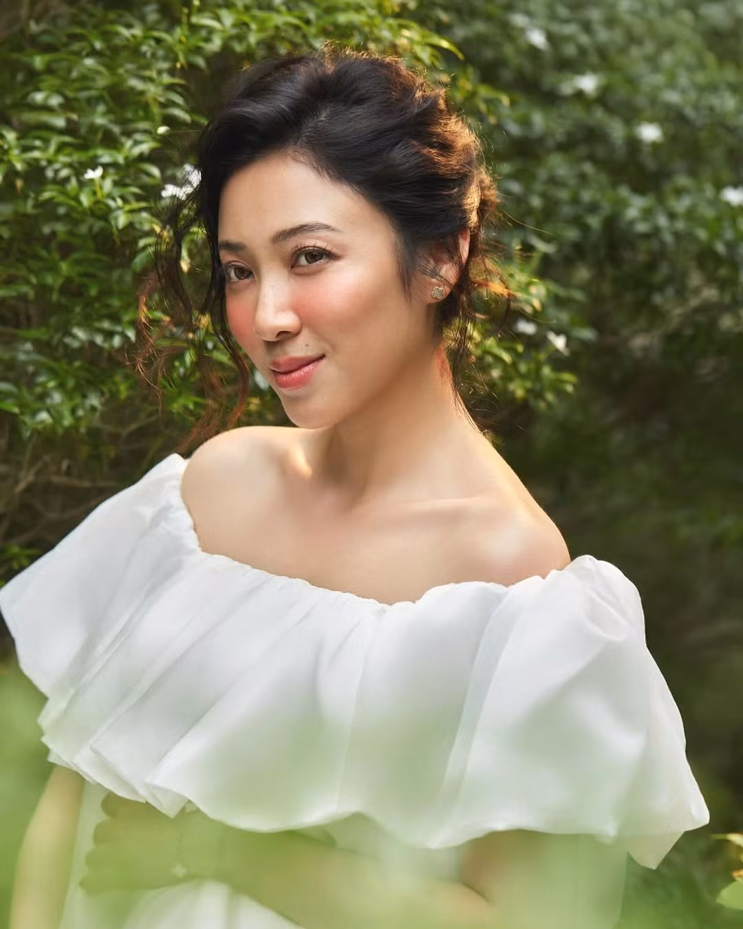 Dù không phô diễn đường cong như thường thấy ở những bộ ảnh thời trang thông thường, vẻ đẹp của cô lại đến từ sự gợi cảm nhẹ nhàng, nội lực toát ra từ ánh mắt và thần thái của người phụ nữ đang sắp bước vào hành trình làm mẹ.