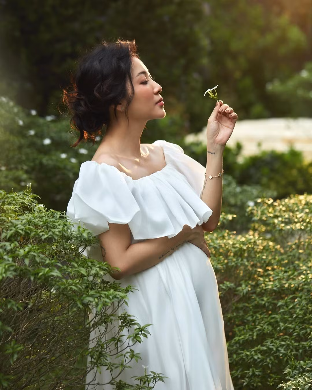 Phong cách thời trang bầu đầy tinh tế cũng là một điểm cộng lớn. Yumi không chọn những trang phục quá cầu kỳ hay gò bó mà ưu tiên thiết kế phóng khoáng, chất liệu mềm mại, vừa tôn lên vóc dáng mẹ bầu, vừa giữ được sự nhẹ nhàng, nữ tính.