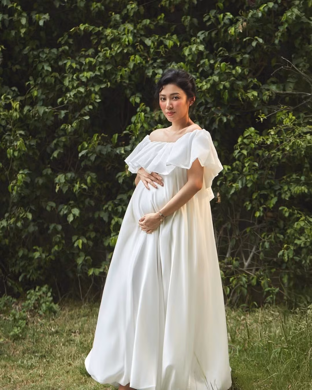 Bộ ảnh lần này không chỉ ghi lại khoảnh khắc đẹp trong hành trình làm mẹ của nữ MC, mà còn truyền cảm hứng cho nhiều phụ nữ về việc yêu bản thân, chăm chút hình ảnh và tận hưởng trọn vẹn từng giai đoạn trong cuộc sống, kể cả khi đang mang thai.