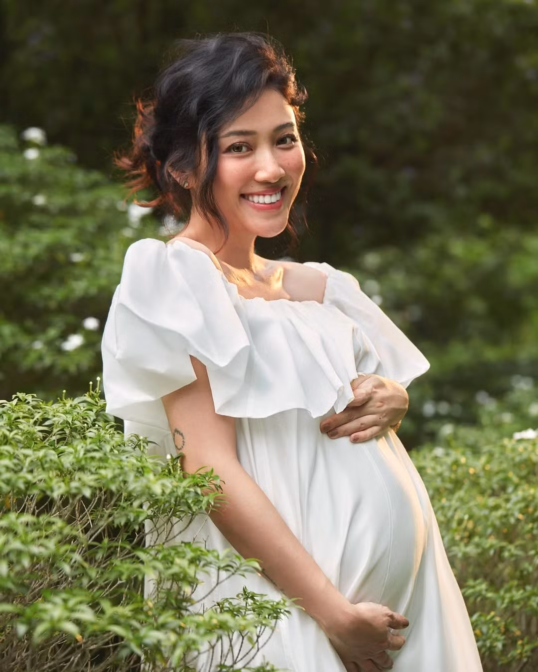 Nữ diễn viên “Kính vạn hoa” bày tỏ đây là bộ ảnh bầu mà cô nàng thích nhất vì "vừa là mình nhất, thoải mái trong tâm hồn &amp; tự do trong cảm xúc như cái cách đặc thù của Nhân Mã".