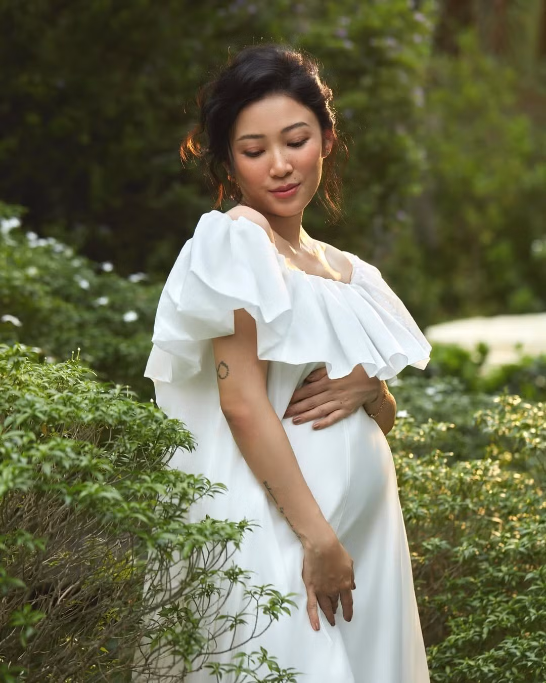 Trong loạt ảnh mới được thực hiện giữa khung cảnh thiên nhiên xanh mát, Yumi Dương diện một chiếc váy trắng dáng dài với thiết kế trễ vai, phần tay bồng nhẹ nhàng mang lại cảm giác thanh thoát, dịu dàng nhưng không kém phần quyến rũ.