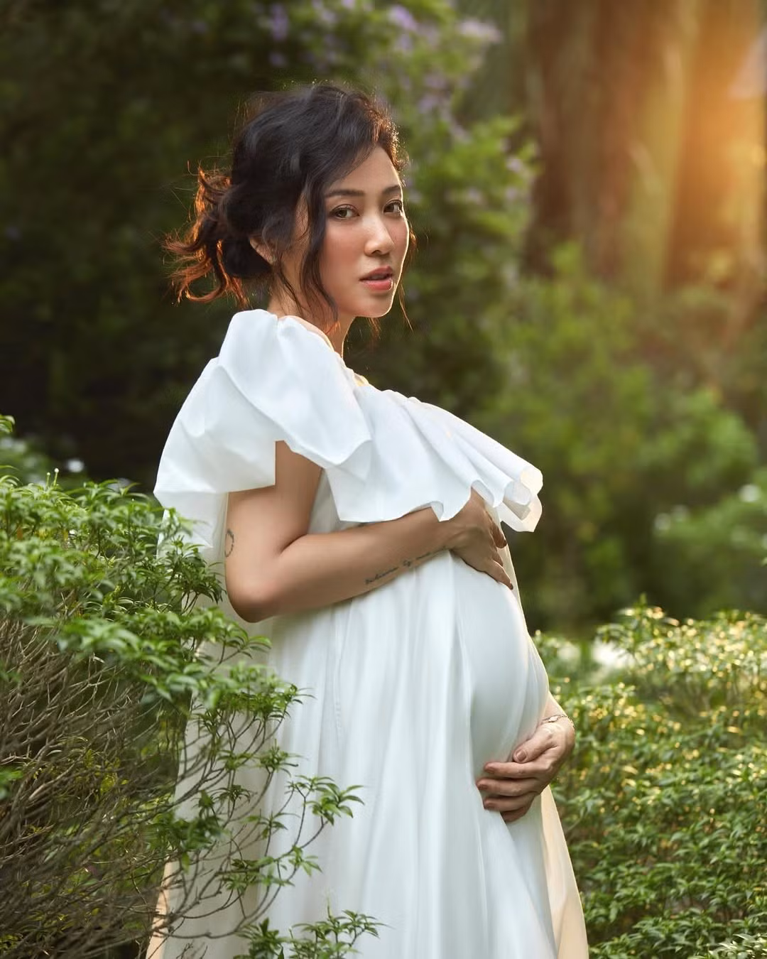 Mái tóc búi cao lãng mạn, lớp trang điểm nhẹ nhàng cùng nụ cười rạng rỡ giúp cô ghi điểm tuyệt đối trong lòng người hâm mộ.