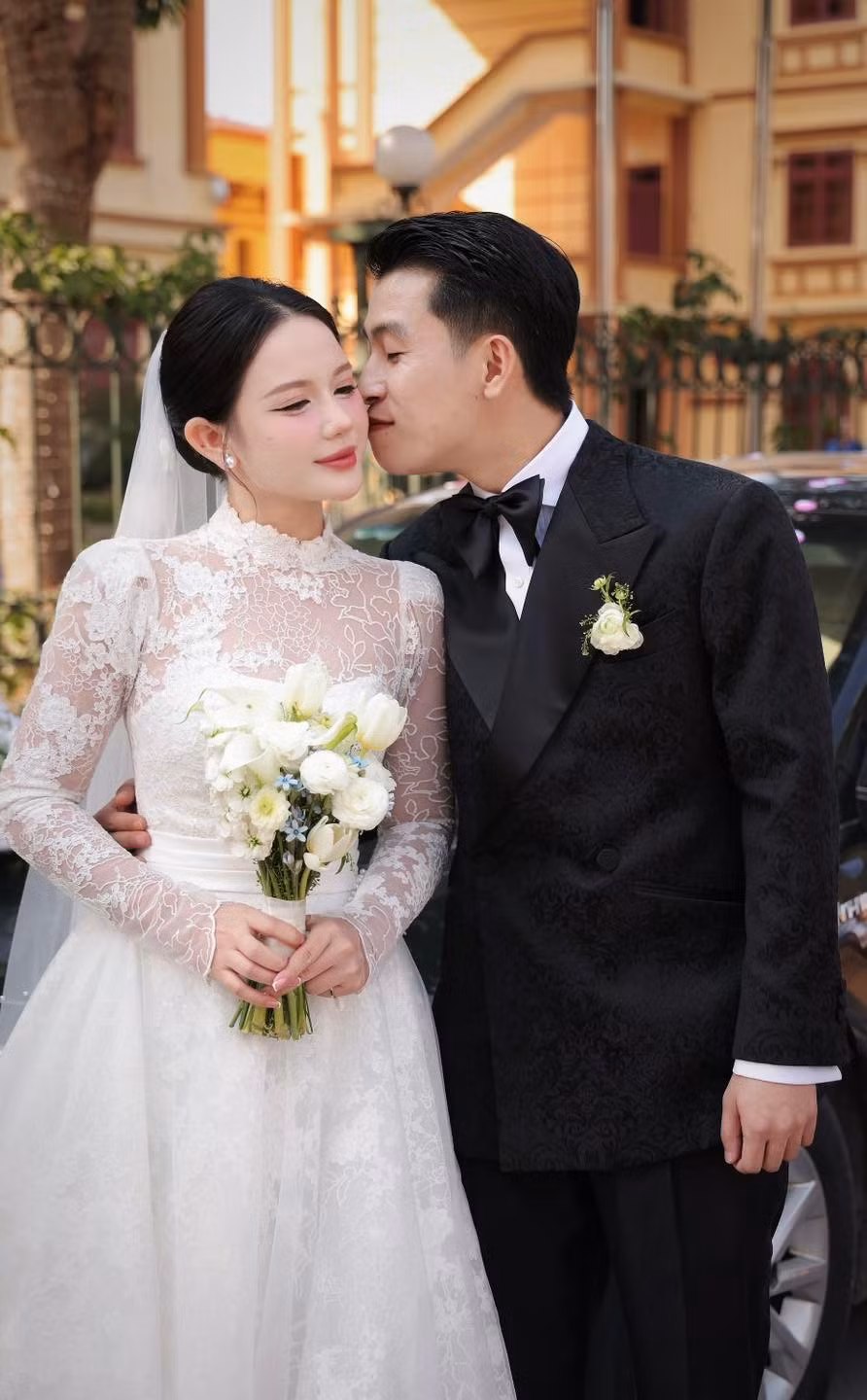 Tuấn Mõ được khán giả biết đến qua nhiều vai diễn ấn tượng trong các bộ phim truyền hình giờ vàng của VTV như: Gia đình mình vui bất thình lình, 11 tháng 5 ngày, Gara hạnh phúc, Biệt dược đen...