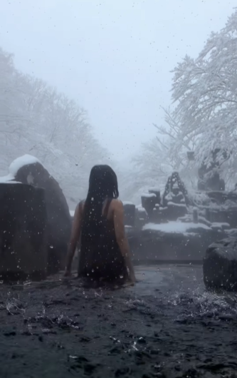 Cô diện trang phục tắm đơn giản nhưng tinh tế, tự tin khoe làn da trắng ngần giữa làn tuyết rơi. (Ảnh: IGNV)