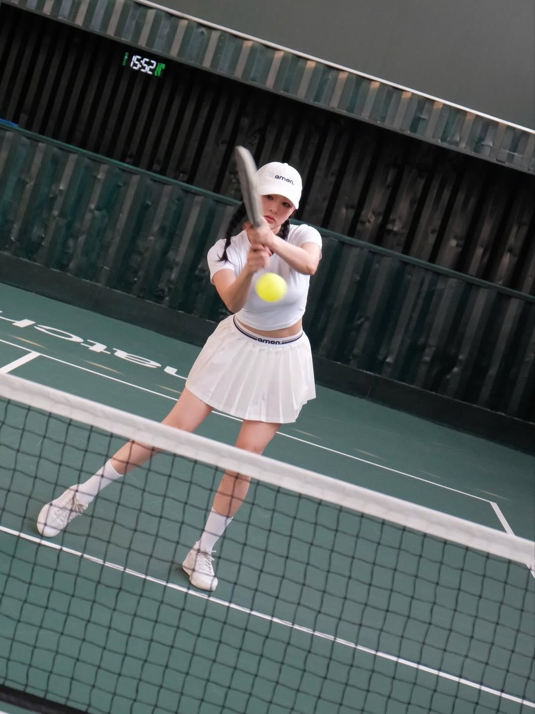 Không chỉ dừng lại ở việc khoe dáng, Hiền Hồ còn cho thấy tinh thần thể thao nghiêm túc khi thực hiện những cú đánh bóng khá chuyên nghiệp. (Ảnh: IGNV)