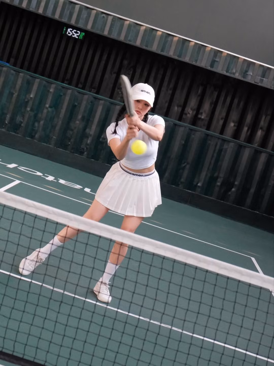 Không chỉ dừng lại ở việc khoe dáng, Hiền Hồ còn cho thấy tinh thần thể thao nghiêm túc khi thực hiện những cú đánh bóng khá chuyên nghiệp. (Ảnh: IGNV)