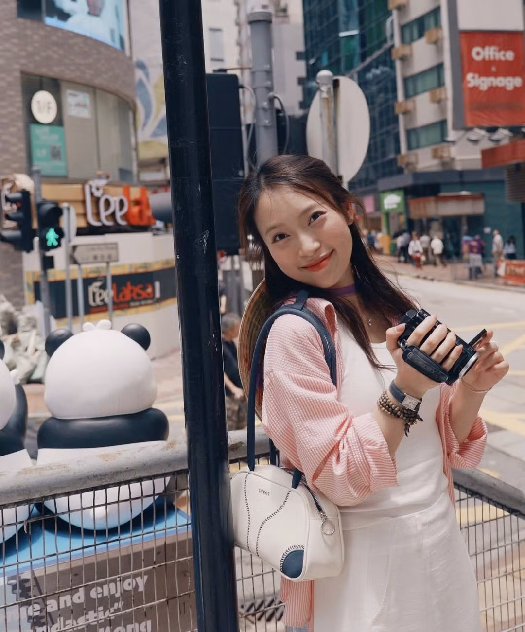 Khánh Vy khéo léo kết hợp nón lá với phong cách thời trang năng động, tươi mới. Cô diện áo thun và quần short, nón lá như một điểm nhấn phụ kiện mang nét riêng.