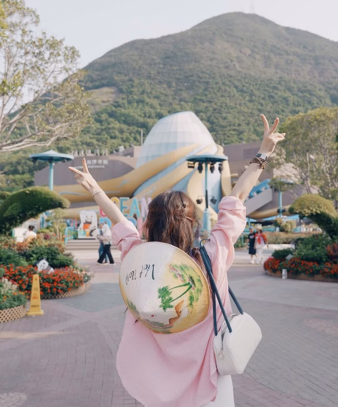 Khánh Vy là cái tên quen thuộc với khán giả trẻ Việt Nam, đặc biệt là những ai yêu thích học ngoại ngữ. Mỗi hình ảnh, thước phim được cô nàng đăng tải đều truyền năng lượng, cảm hứng tích cực đến cộng đồng trẻ.