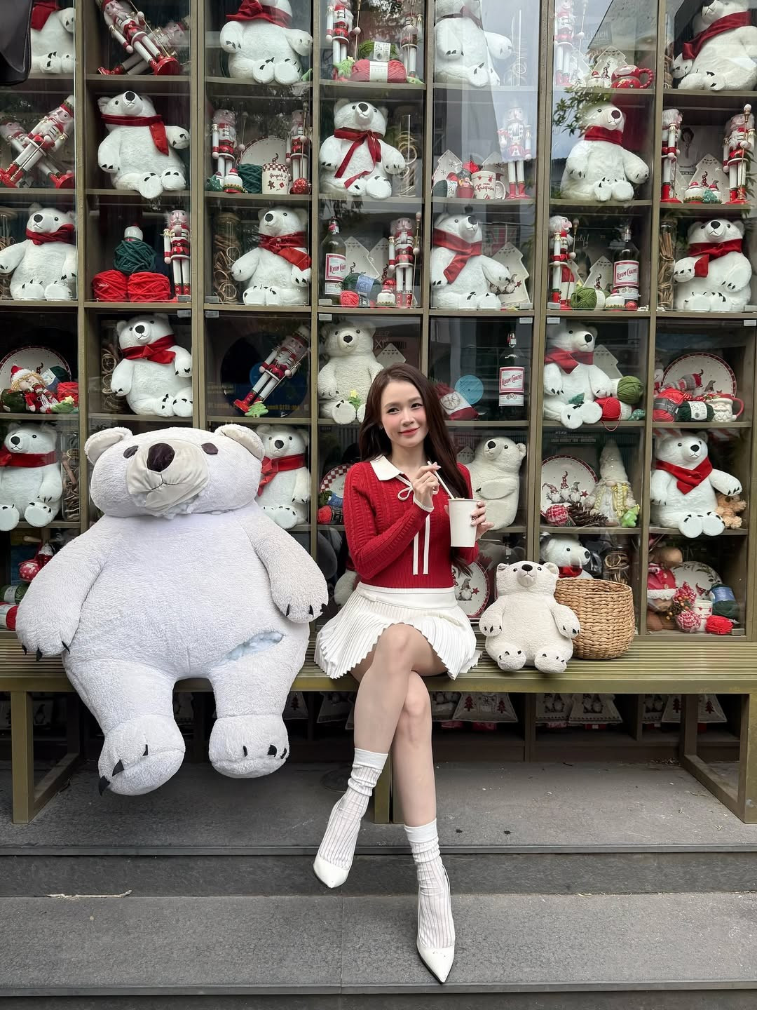 Kết hợp cùng áo đỏ là chân váy xòe ngắn màu trắng xếp ly nhẹ nhàng, tạo sự cân bằng hoàn hảo về màu sắc. Tổng thể trang phục được hoàn thiện với đôi giày cao gót trắng và tất cổ ngắn đồng điệu, khiến đôi chân Sam trông thon gọn và tôn lên vẻ đẹp dịu dàng. (Ảnh: IGNV)