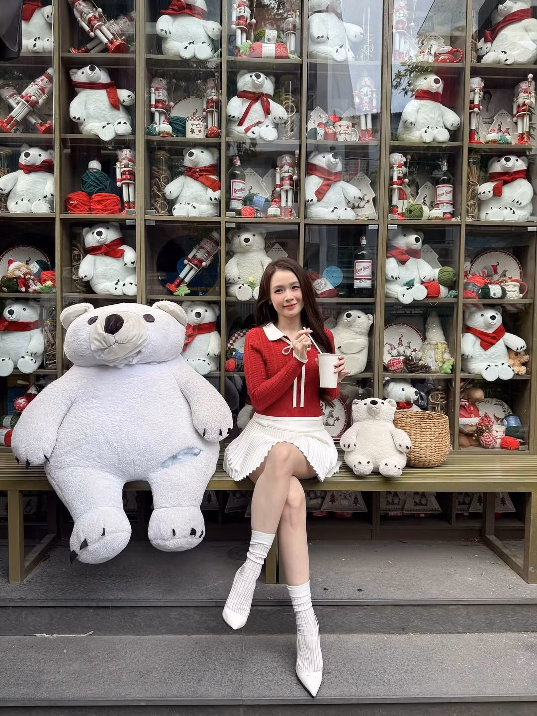 Kết hợp cùng áo đỏ là chân váy xòe ngắn màu trắng xếp ly nhẹ nhàng, tạo sự cân bằng hoàn hảo về màu sắc. Tổng thể trang phục được hoàn thiện với đôi giày cao gót trắng và tất cổ ngắn đồng điệu, khiến đôi chân Sam trông thon gọn và tôn lên vẻ đẹp dịu dàng. (Ảnh: IGNV)