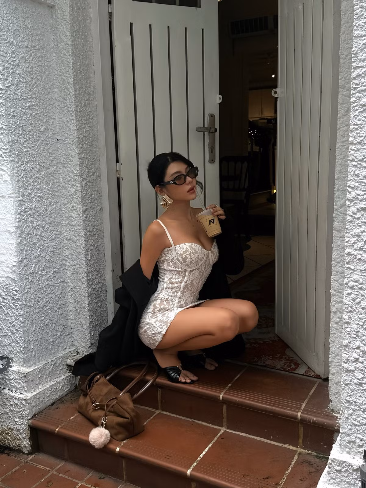 Những bộ ảnh được cô nàng đăng tải đều có sự đầu tư chỉn chu từ trang phục đến phụ kiện, cũng như cách tạo dáng đầy chuyên nghiệp. (Ảnh: FBNV)