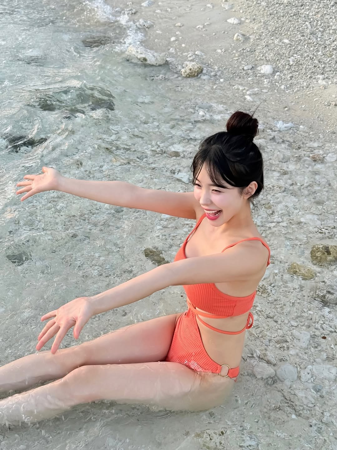 Trong bộ ảnh, “nữ thần cổ vũ” thể hiện sự đa dạng về biểu cảm và thần thái. Khi thì cô nàng tạo dáng tự tin, nhìn thẳng vào ống kính với nụ cười tươi tắn, khi lại nghiêng đầu duyên dáng, hay vô tư nghịch nước, cười đùa sảng khoái. (Ảnh: IGNV)