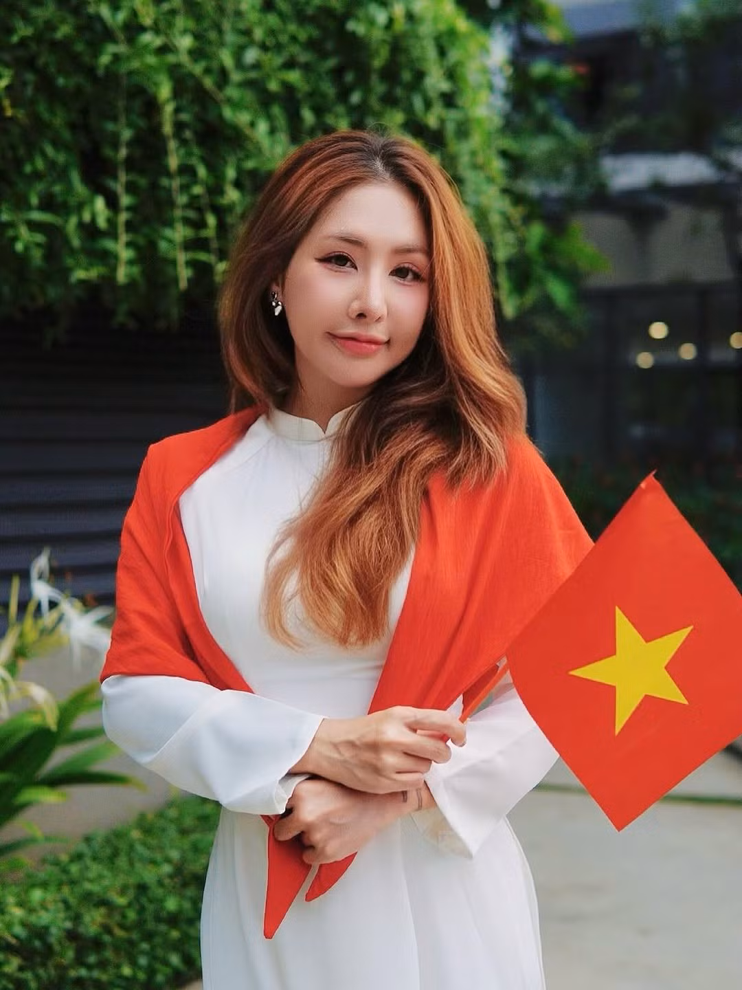 Nụ cười rạng rỡ, ánh mắt long lanh cùng mái tóc xoăn bồng bềnh được thả tự nhiên làm nổi bật nhan sắc ngọt ngào của cô. (Ảnh: FBNV)