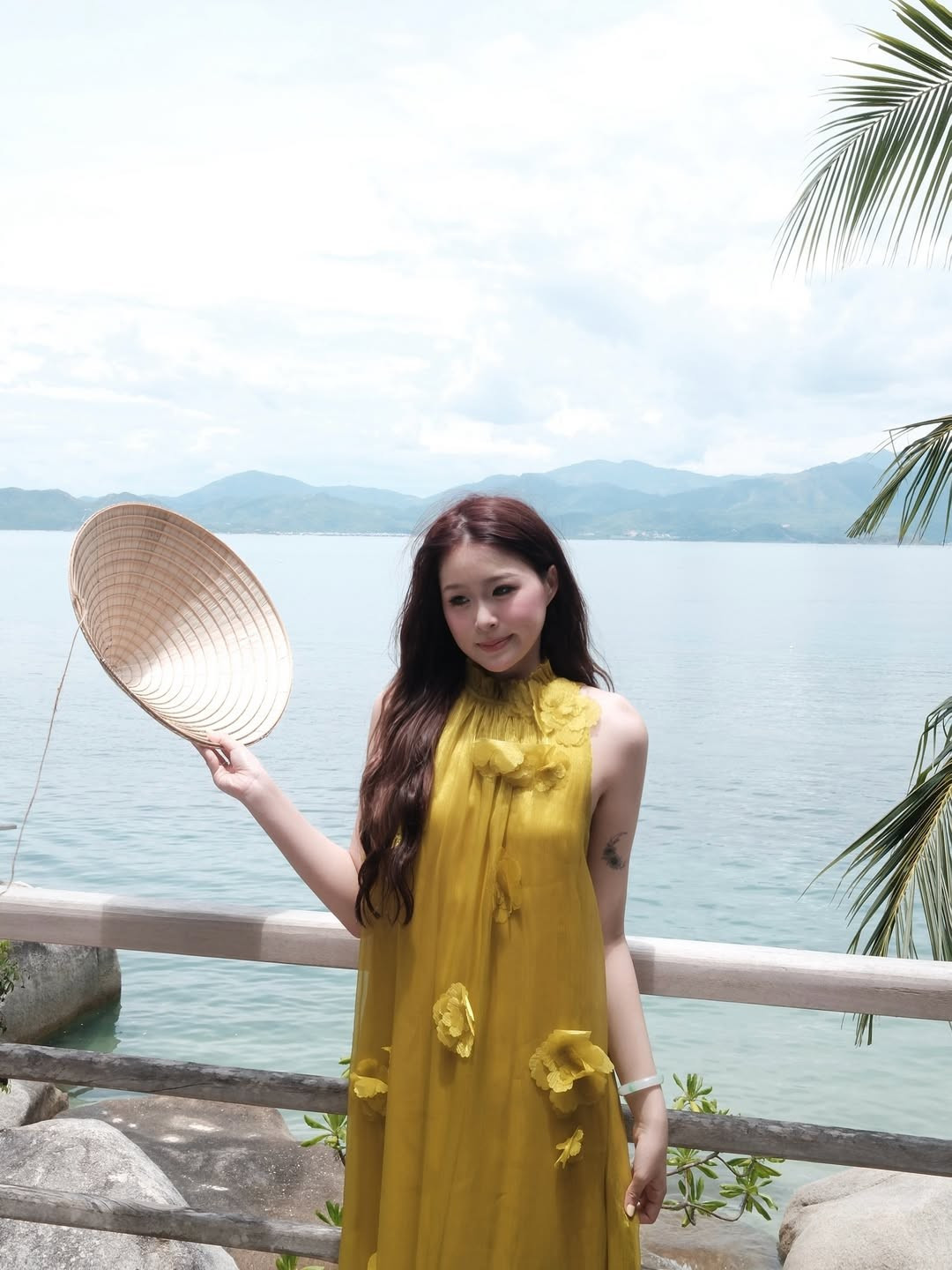 Kết hợp cùng chiếc nón lá truyền thống, hình ảnh của cô vừa hiện đại, vừa mang đậm nét duyên dáng của người con gái Việt Nam. (Ảnh: IGNV)