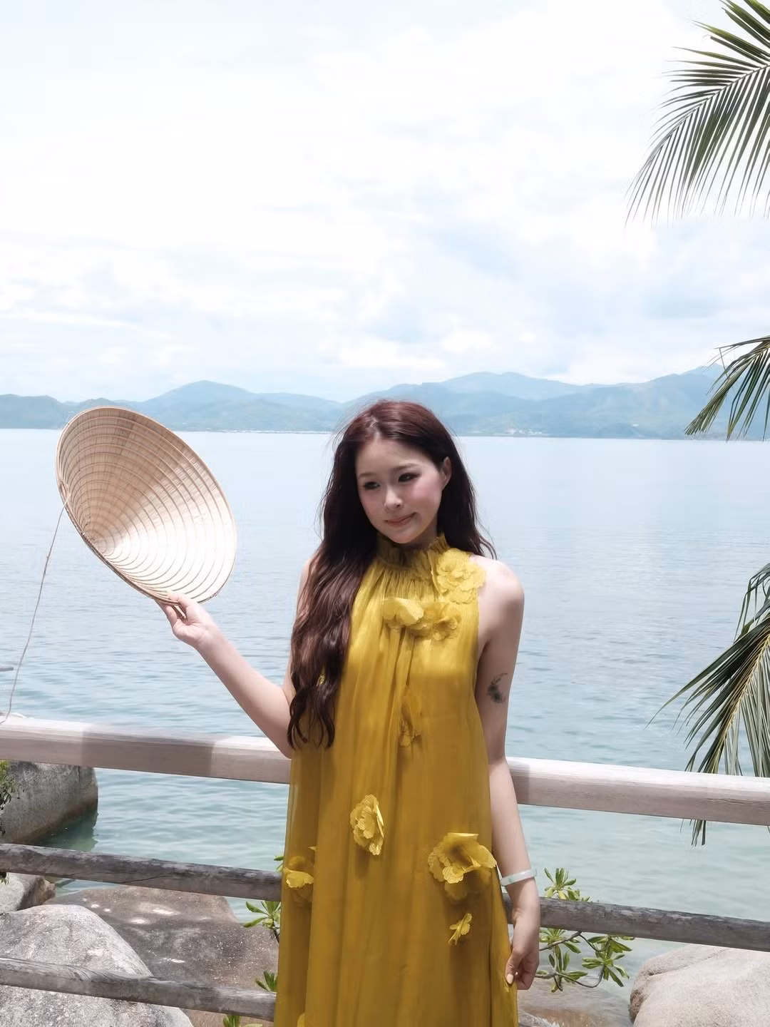 Kết hợp cùng chiếc nón lá truyền thống, hình ảnh của cô vừa hiện đại, vừa mang đậm nét duyên dáng của người con gái Việt Nam. (Ảnh: IGNV)