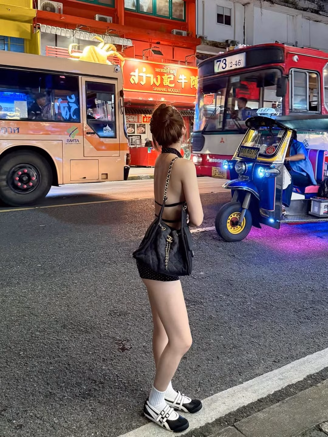 Loạt ảnh check-in ở đất nước chùa vàng của Thúy Kiều đã nhanh chóng thu hút sự chú ý và nhận về "cơn mưa" lời khen từ người hâm mộ. (Ảnh: FBNV)