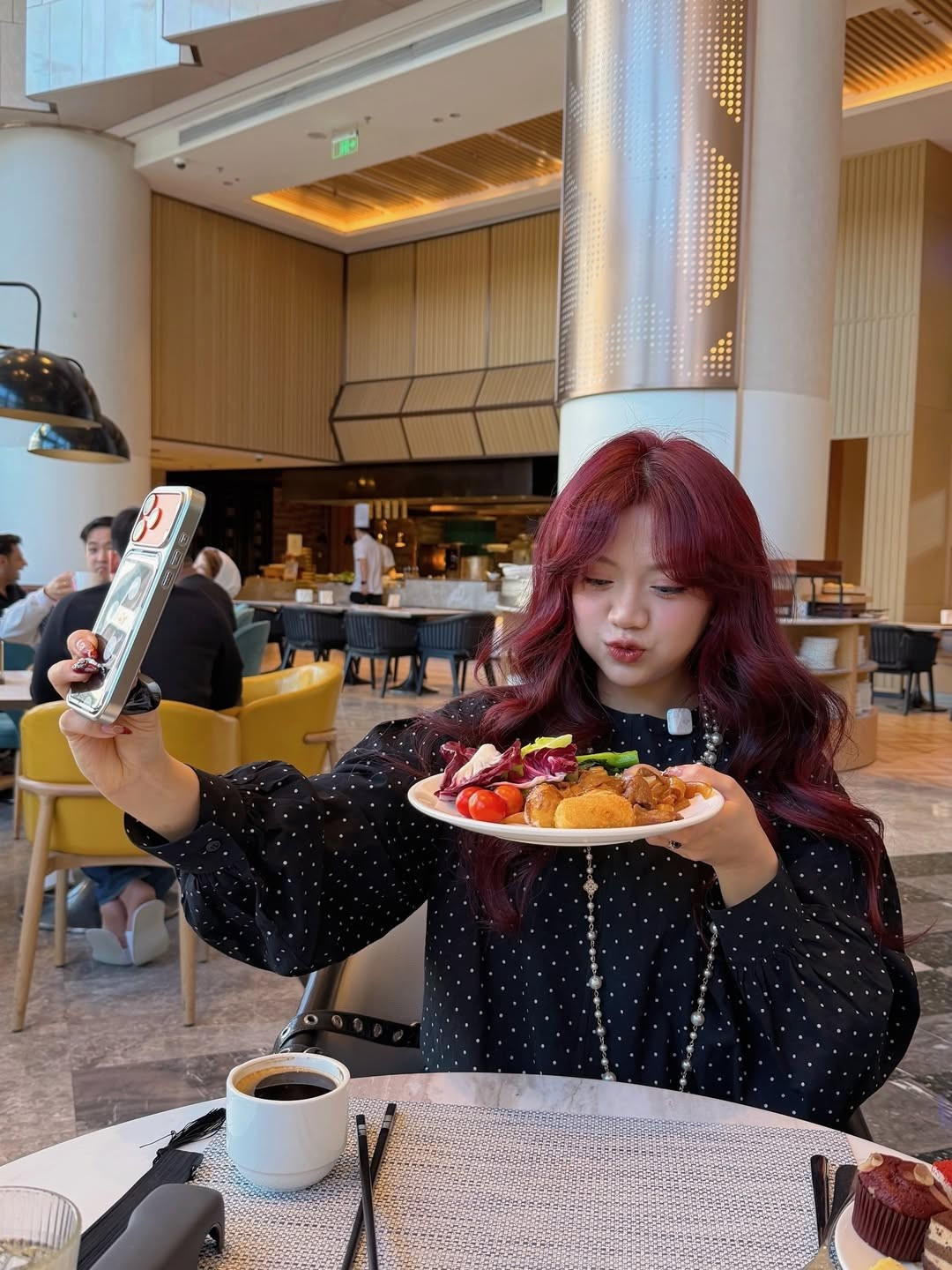 Trong những bức ảnh check-in trước tòa lâu đài nguy nga, Bảo Hân Helia toát lên vẻ đẹp rạng rỡ, tự tin, khiến người hâm mộ không khỏi trầm trồ, xuýt xoa. Hay ở những bức ảnh chụp trong nhà hàng, cô nàng lại toát lên nét đáng yêu, ngọt ngào. (Ảnh: IGNV)