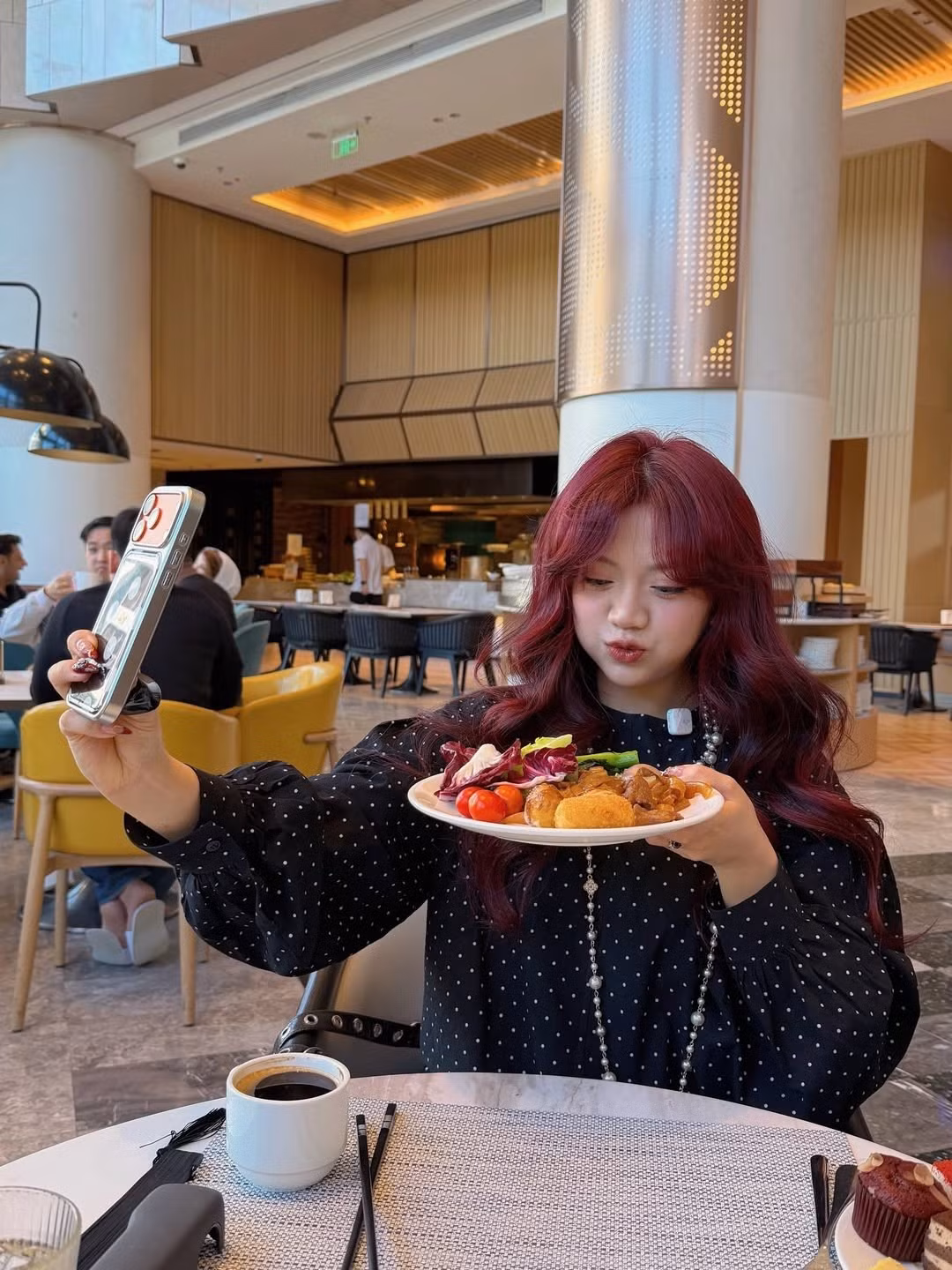 Trong những bức ảnh check-in trước tòa lâu đài nguy nga, Bảo Hân Helia toát lên vẻ đẹp rạng rỡ, tự tin, khiến người hâm mộ không khỏi trầm trồ, xuýt xoa. Hay ở những bức ảnh chụp trong nhà hàng, cô nàng lại toát lên nét đáng yêu, ngọt ngào. (Ảnh: IGNV)