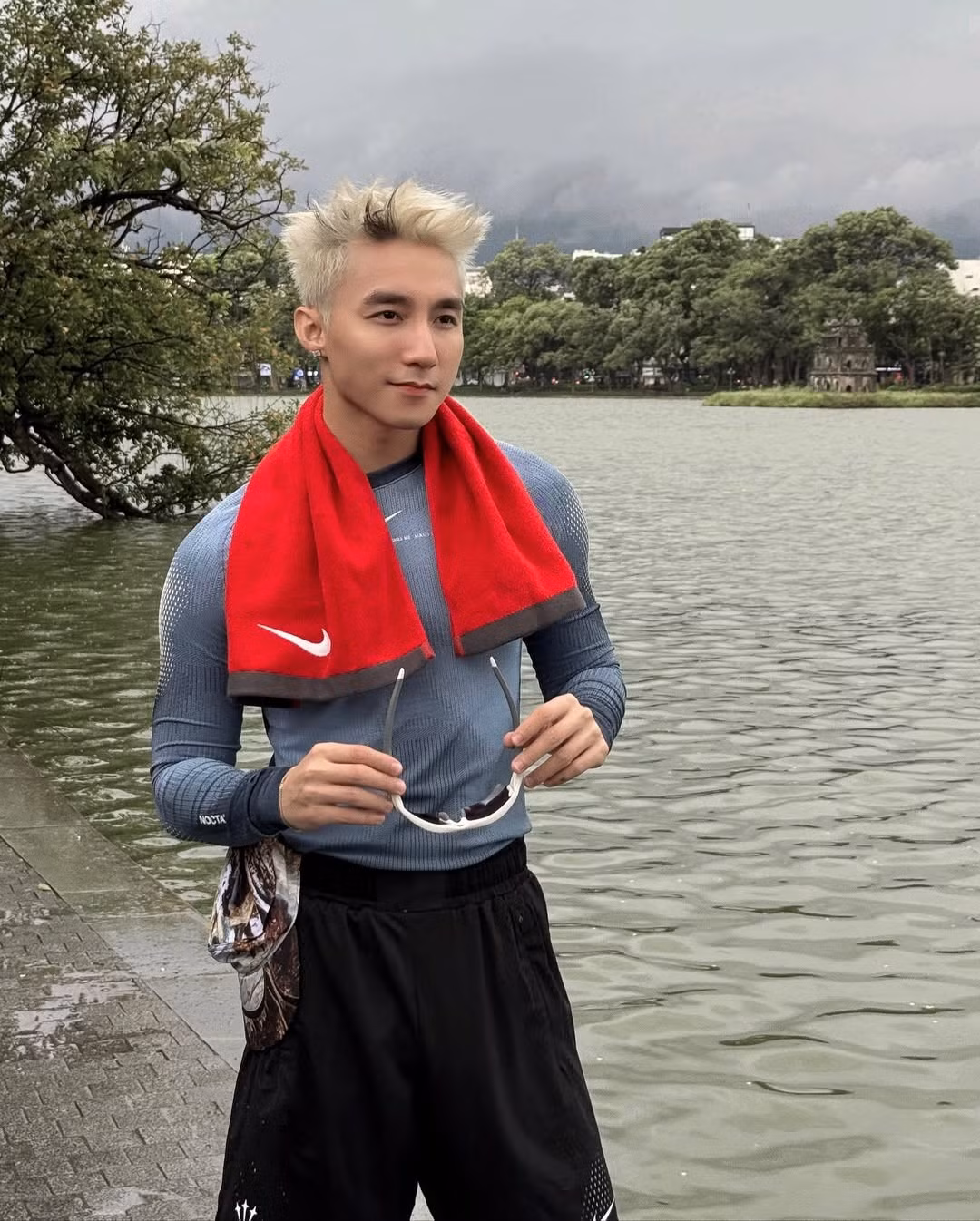 Loạt ảnh được đăng tải cho thấy Sơn Tùng M-TP xuất hiện với một vẻ ngoài vô cùng khỏe khoắn và năng động.