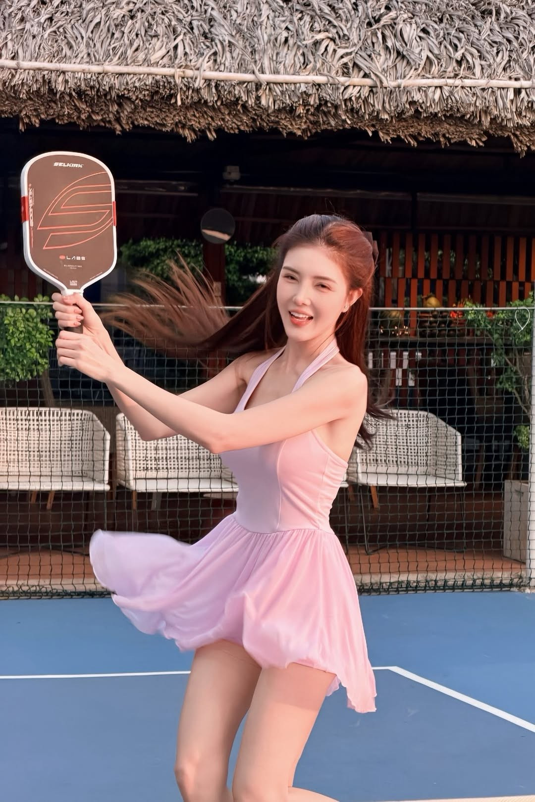 Cô khéo léo chọn bộ trang phục thể thao ôm sát, tôn lên vòng eo "con kiến" và đôi chân dài miên man, chứng minh phong độ nhan sắc chưa từng giảm sút. (Ảnh: IGNV)