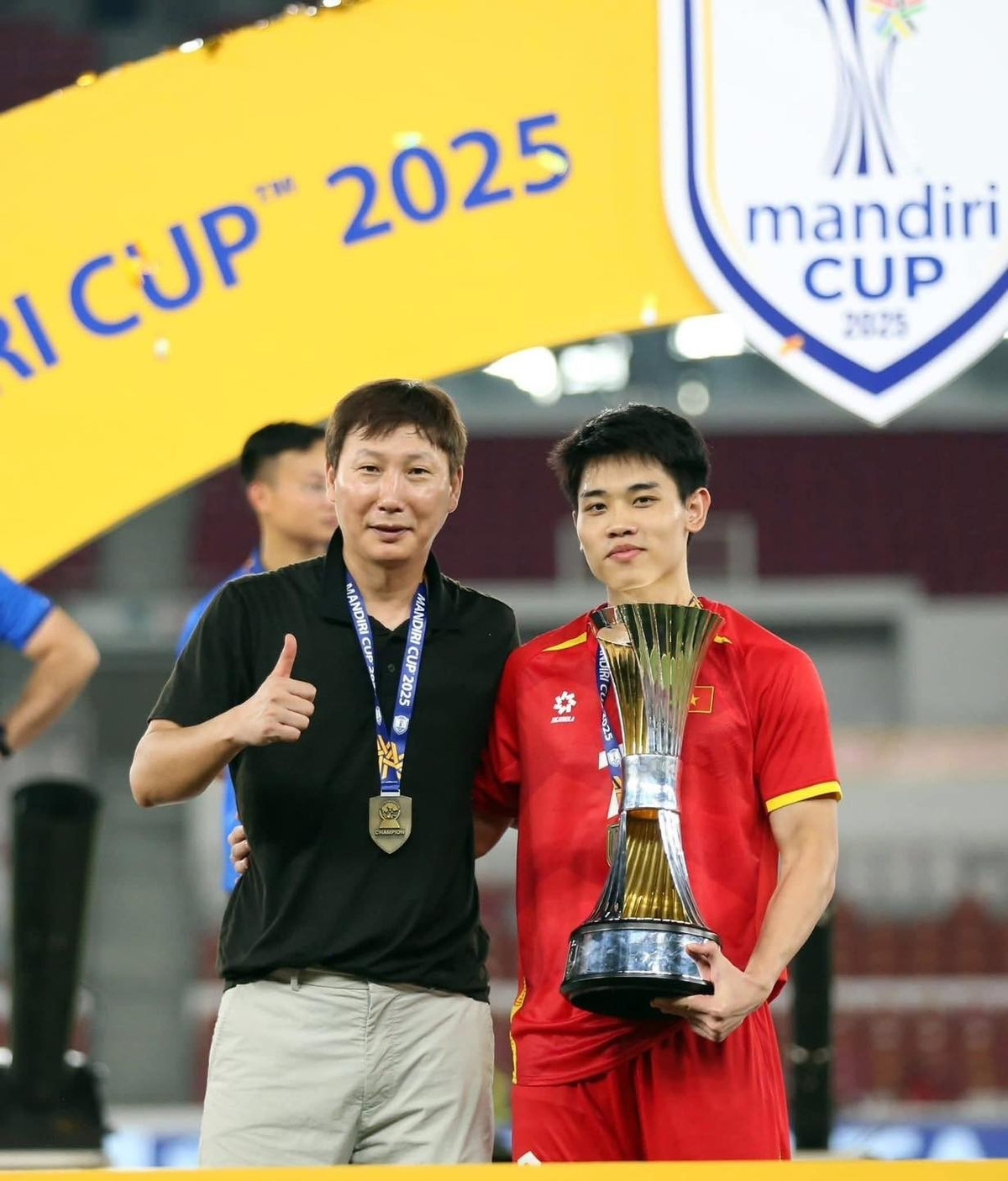 Sau chiến thắng trước đối thủ Indonesia tối 29/7, đội tuyển U23 Việt Nam đã lập kỷ lục lần thứ 3 liên tiếp vô địch giải U23 Đông Nam Á. Với màn thể hiện ấn tượng, tiền đạo Nguyễn Đình Bắc (sinh năm 2004) giành danh hiệu Cầu thủ xuất sắc nhất U23 Đông Nam Á 2025.