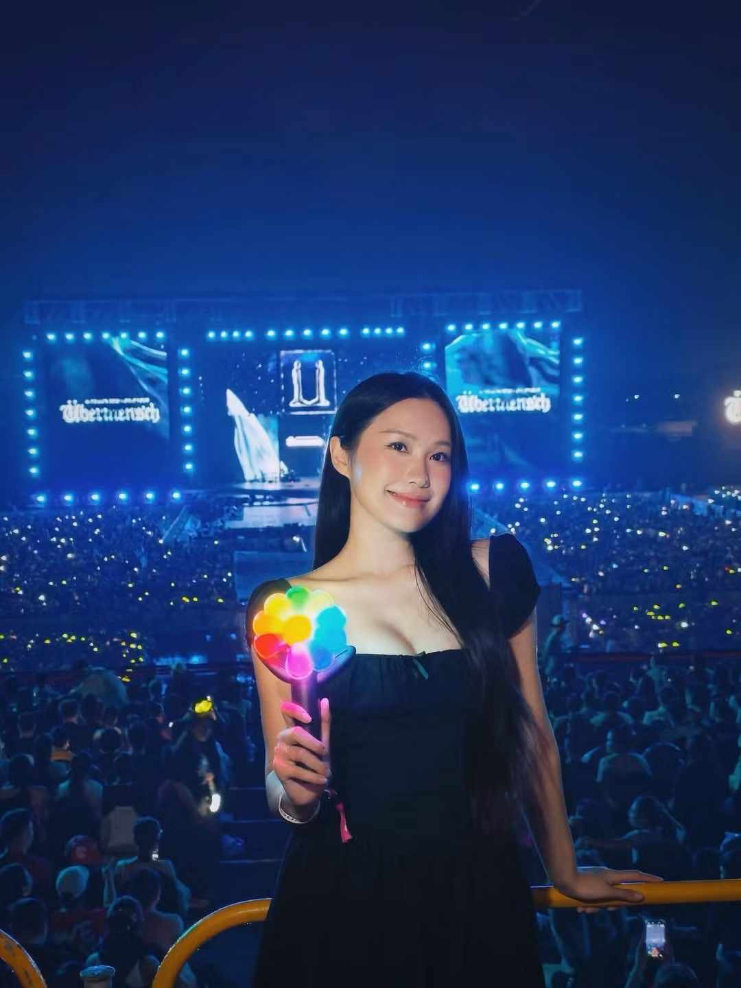 Nụ cười rạng rỡ, mái tóc suôn mượt cùng chiếc lightstick cầu vồng đã giúp nàng WAGs trở thành tâm điểm chú ý giữa biển người hâm mộ.