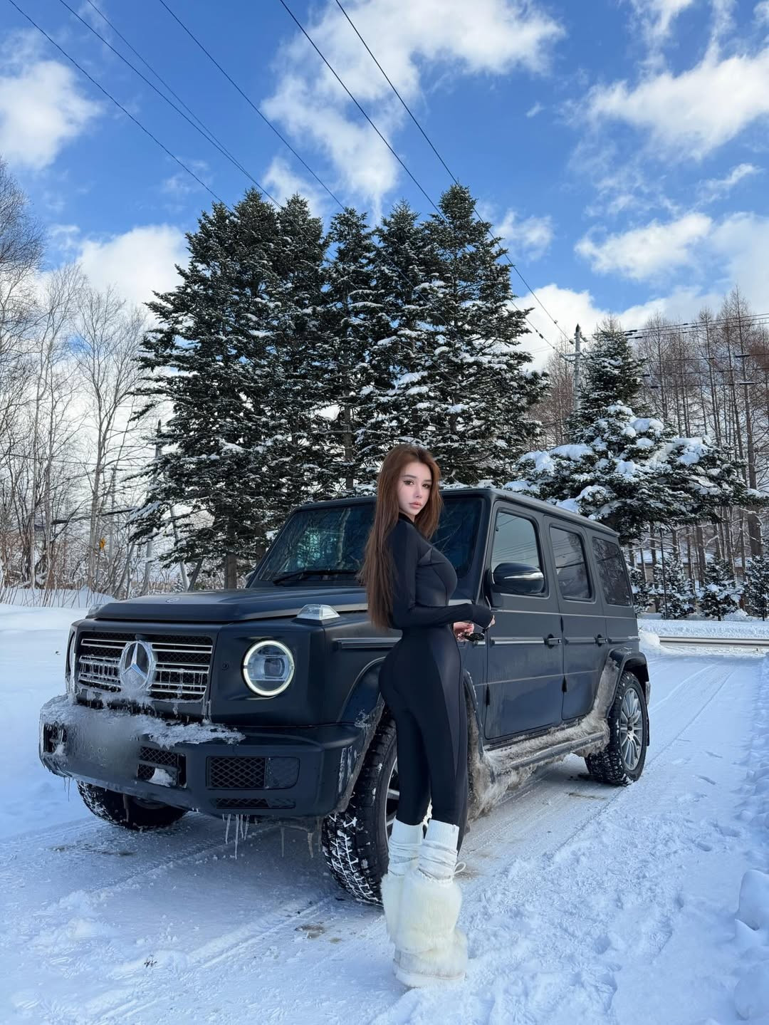 Dù là tạo dáng bên siêu xe hay giữa thiên nhiên, cô luôn toát lên vẻ tự tin và khí chất của một quý cô hiện đại. (Ảnh: IGNV)