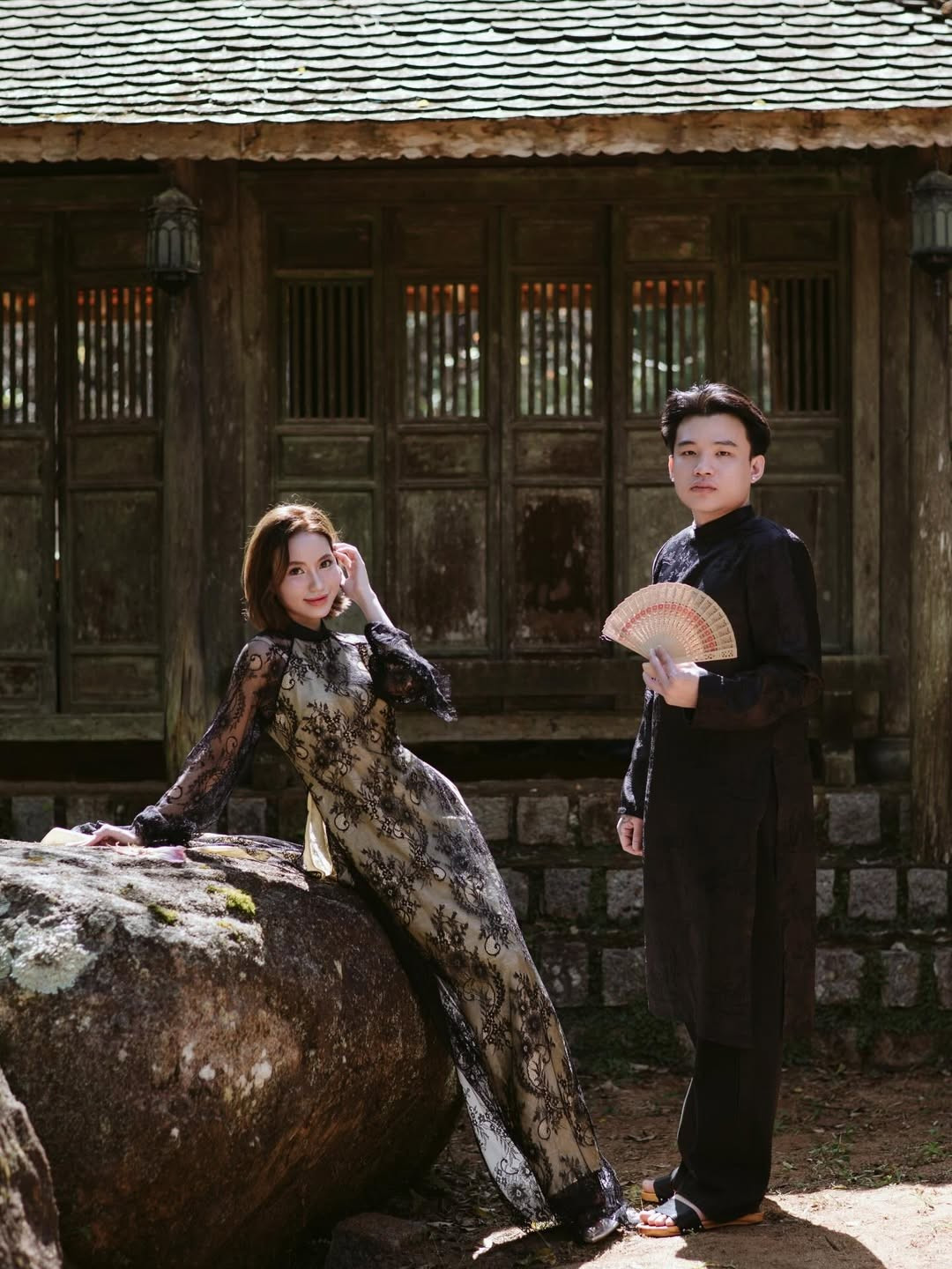 Khác với những bộ ảnh Tết rực rỡ sắc đỏ vàng thường thấy, Maris và Thiên Ngọc Anh chọn cho mình tông màu đen chủ đạo, mang đến một hơi thở đầy bí ẩn, sang trọng nhưng không kém phần hoài cổ. (Ảnh: IGNV)