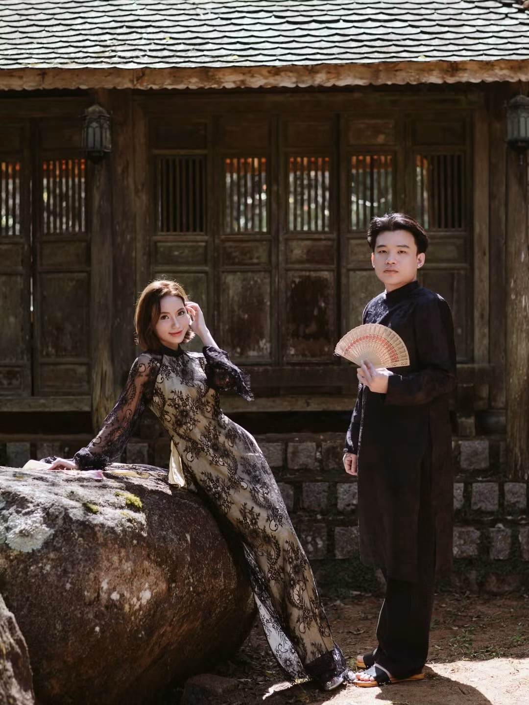 Khác với những bộ ảnh Tết rực rỡ sắc đỏ vàng thường thấy, Maris và Thiên Ngọc Anh chọn cho mình tông màu đen chủ đạo, mang đến một hơi thở đầy bí ẩn, sang trọng nhưng không kém phần hoài cổ. (Ảnh: IGNV)