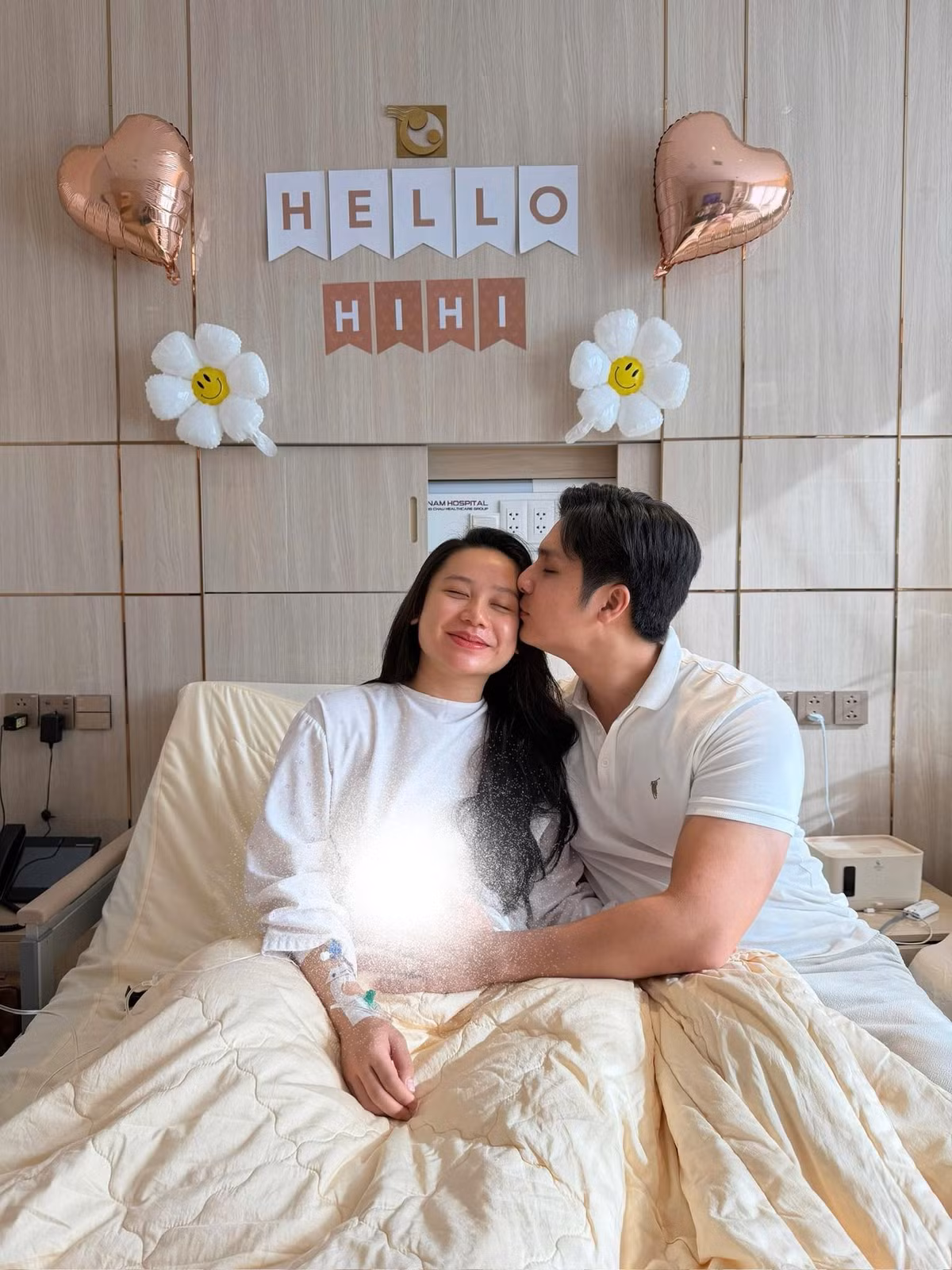 Có gia đình sở hữu tiệm vàng lớn tại TP. Hồng Ngự, Đồng Tháp, nhiều netizen đã nhận xét vui cô bé là "ái nữ sinh ra từ vạch đích" đúng nghĩa.