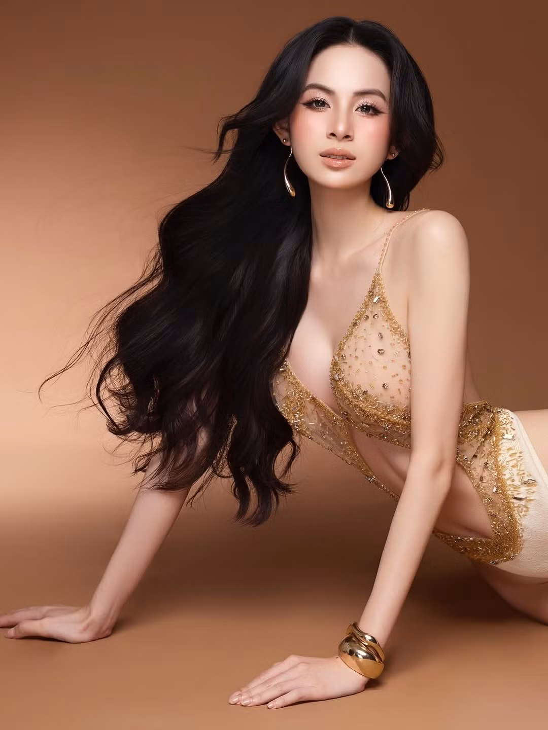 Diện bộ cánh cắt xẻ táo bạo, tôn lên từng đường cong nóng bỏng, Hương Liên không chỉ khoe được vòng eo con kiến và đôi chân dài miên man, mà còn khiến người đối diện khó rời mắt bởi thần thái kiêu sa và ánh mắt đầy cuốn hút.