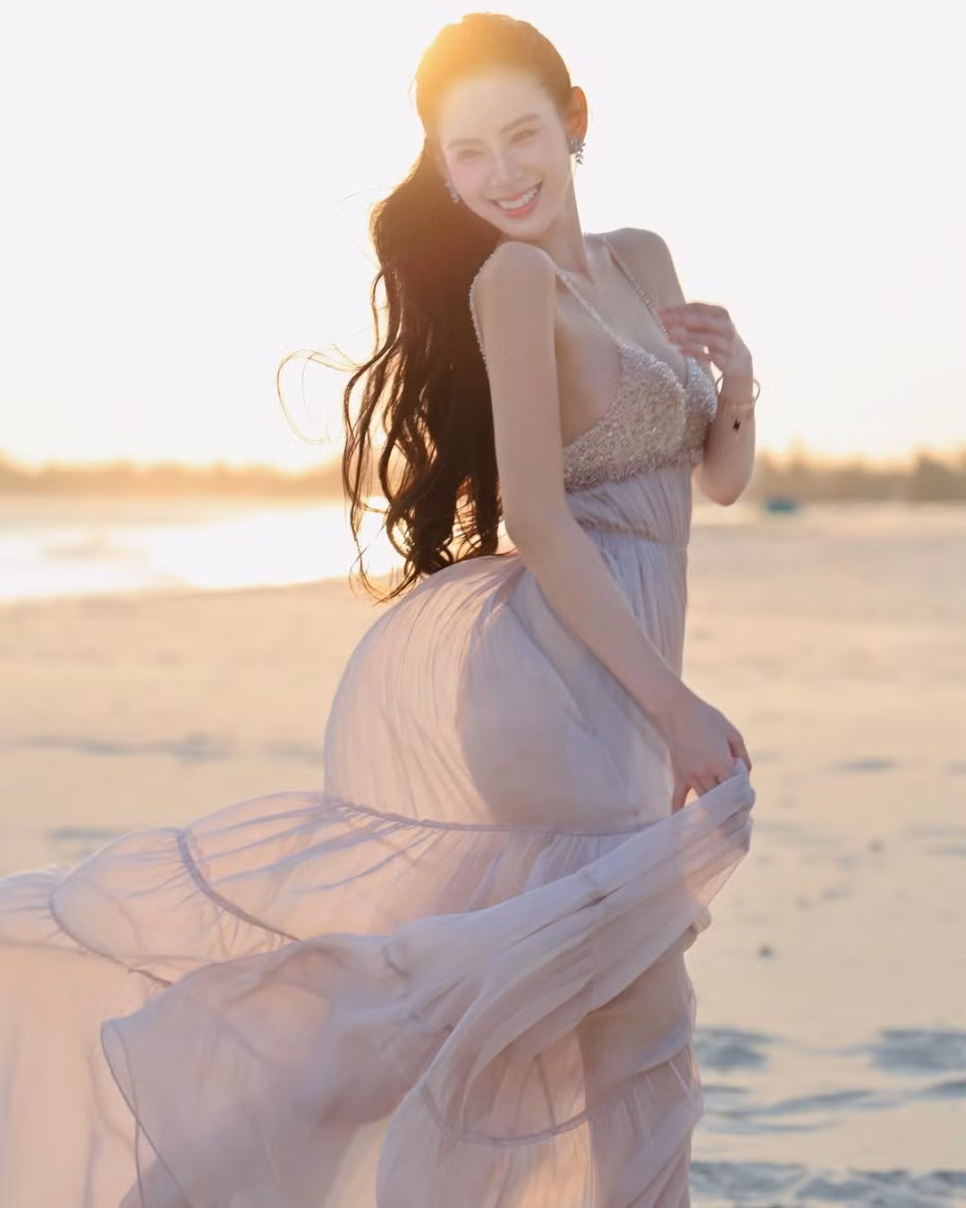 Hương Liên sở hữu gương mặt góc cạnh, sống mũi cao, đôi mắt to tròn cùng làn da trắng sáng. Mỹ nhân Gen Z khá trung thành với kiểu tóc đen cùng những layout makeup tông cam, hồng để tôn lên vẻ đẹp ngọt ngào, thanh thuần.