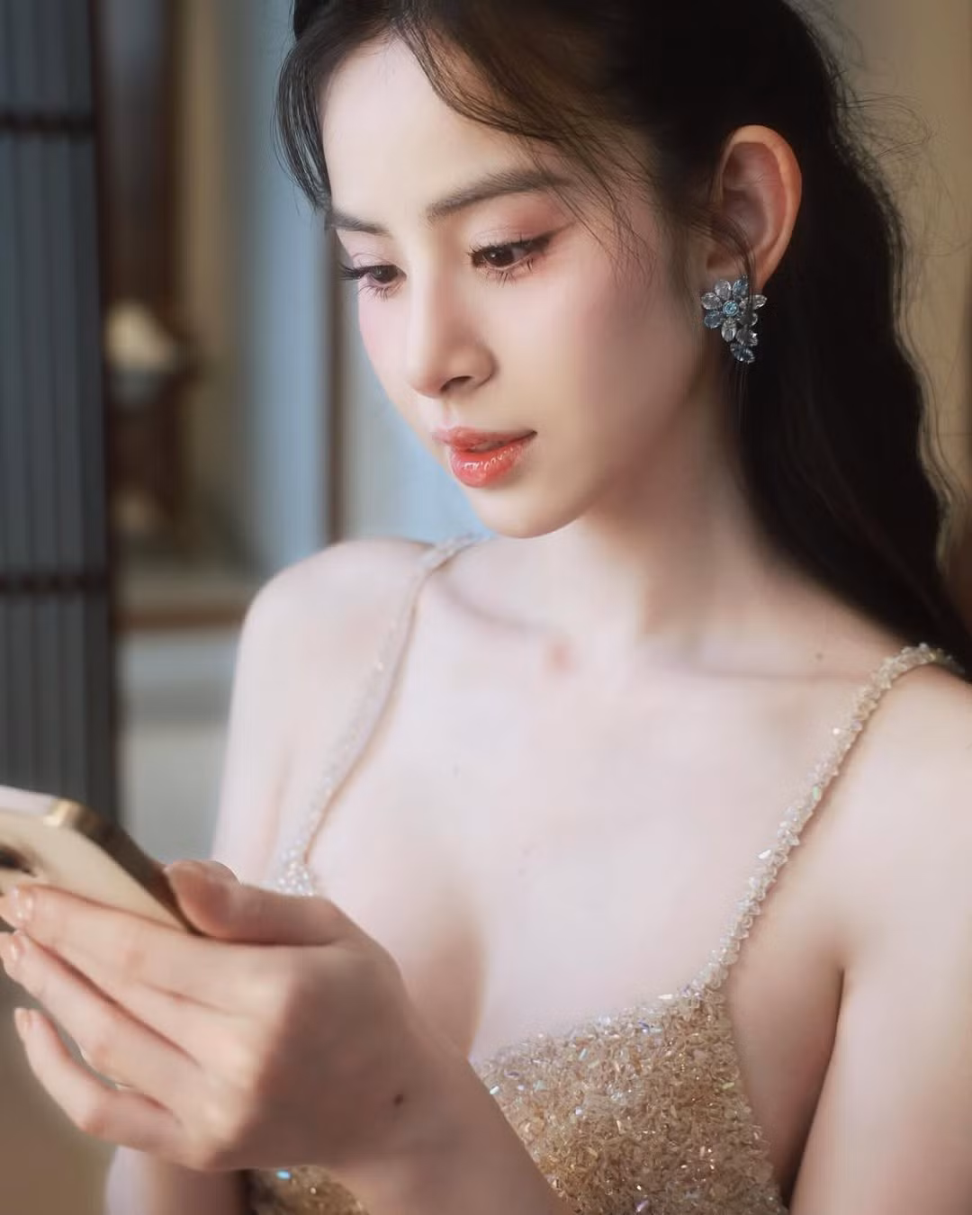 Thần thái cuốn hút cùng visual cực bén của mỹ nhân sinh năm 2002 được ví như nhiều mỹ nhân nổi tiếng Cbiz như Cổ Lực Na Trát, Lưu Diệc Phi,Trần Đô Linh...