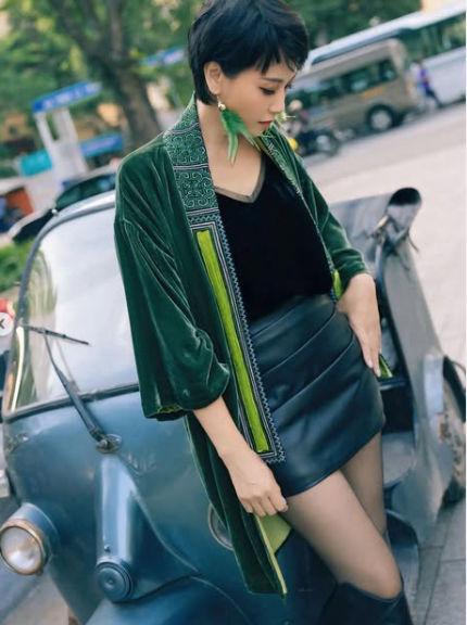 Bà kết hợp cùng kính râm bản lớn và đôi khuyên tai lông vũ màu xanh đồng điệu với áo, tạo nên một tổng thể vô cùng bắt mắt và có gu. (Ảnh IGNV)