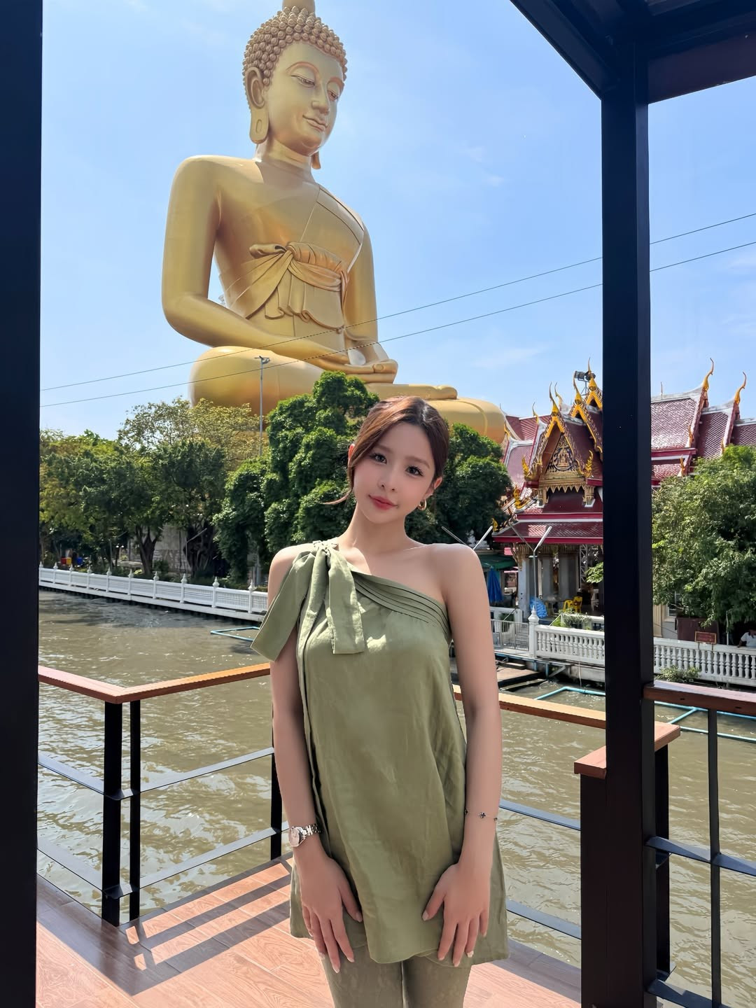 Mới đây, trên trang cá nhân của mình, hot girl Tammy Phạm đã khiến netizen không khỏi trầm trồ khi đăng tải bộ ảnh du xuân đầy rạng rỡ. Cô nàng mở bát năm mới bằng dòng trạng thái đầy hào hứng: "Post đầu tiên rì viu Tết 2026". (Ảnh: IGNV)