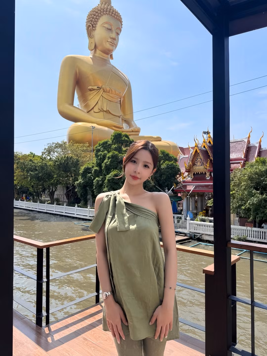 Mới đây, trên trang cá nhân của mình, hot girl Tammy Phạm đã khiến netizen không khỏi trầm trồ khi đăng tải bộ ảnh du xuân đầy rạng rỡ. Cô nàng mở bát năm mới bằng dòng trạng thái đầy hào hứng: "Post đầu tiên rì viu Tết 2026". (Ảnh: IGNV)