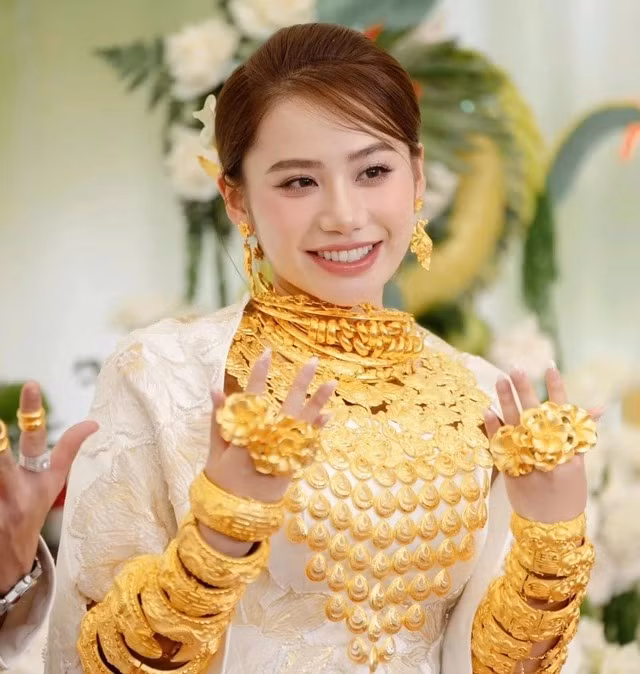 Năm 2024, Minh Thư từng là tâm điểm của mạng xã hội khi tổ chức đám cưới xa hoa bậc nhất miền Tây. Trên nhiều diễn đàn mạng, cô khiến nhiều người xuýt xoa ngưỡng mộ với của hồi môn cực khủng lên đến 1.000 cây vàng cùng nhiều tài sản giá trị khác.