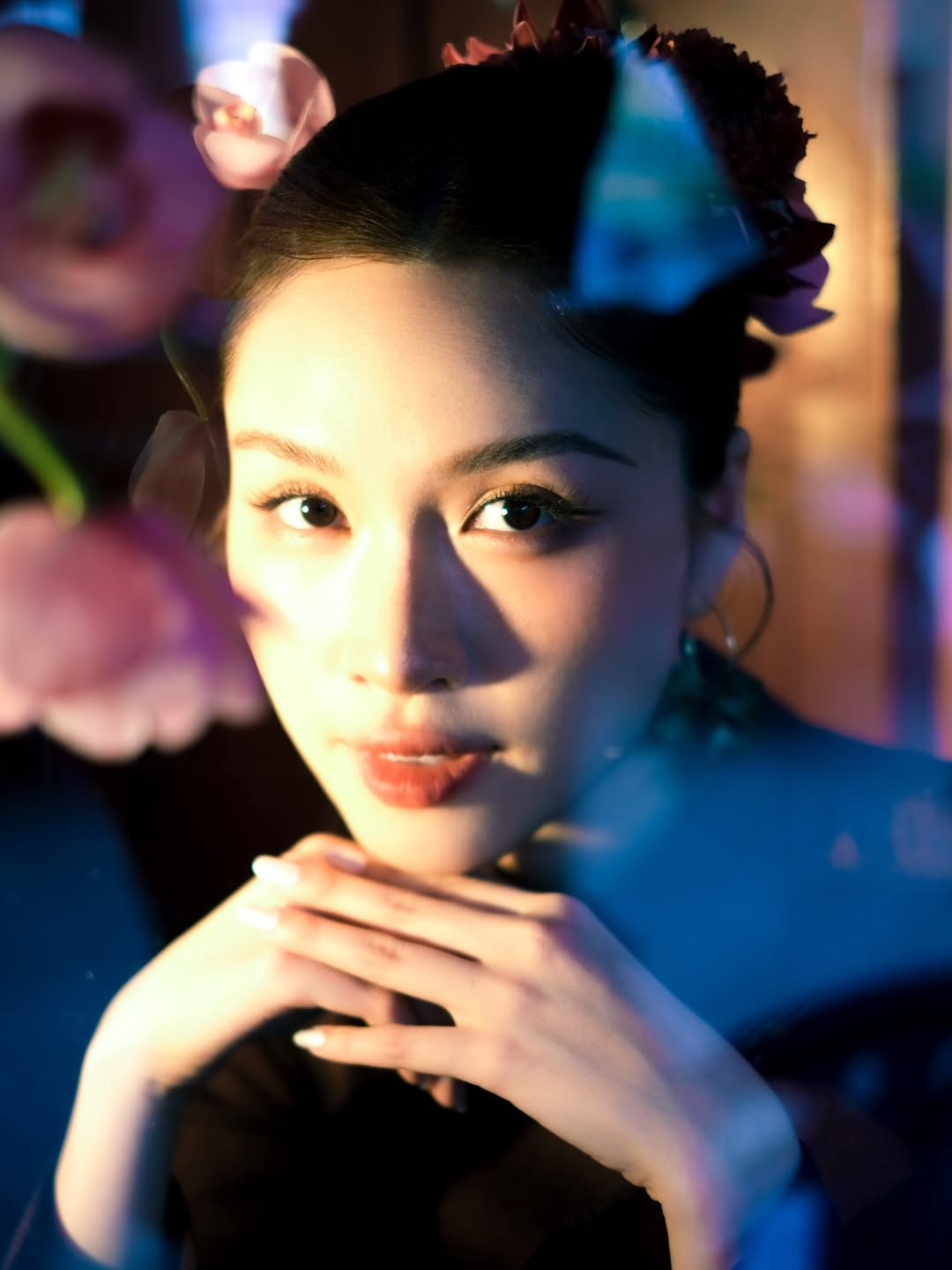 Trong bộ ảnh, Thanh Thanh Huyền lựa chọn thiết kế áo dài cổ cao với gam màu tím than trầm ấm. Thiết kế tôn lên vóc dáng thon gọn nhưng vẫn giữ được nét kín đáo, thanh lịch. (Ảnh: IGNV)