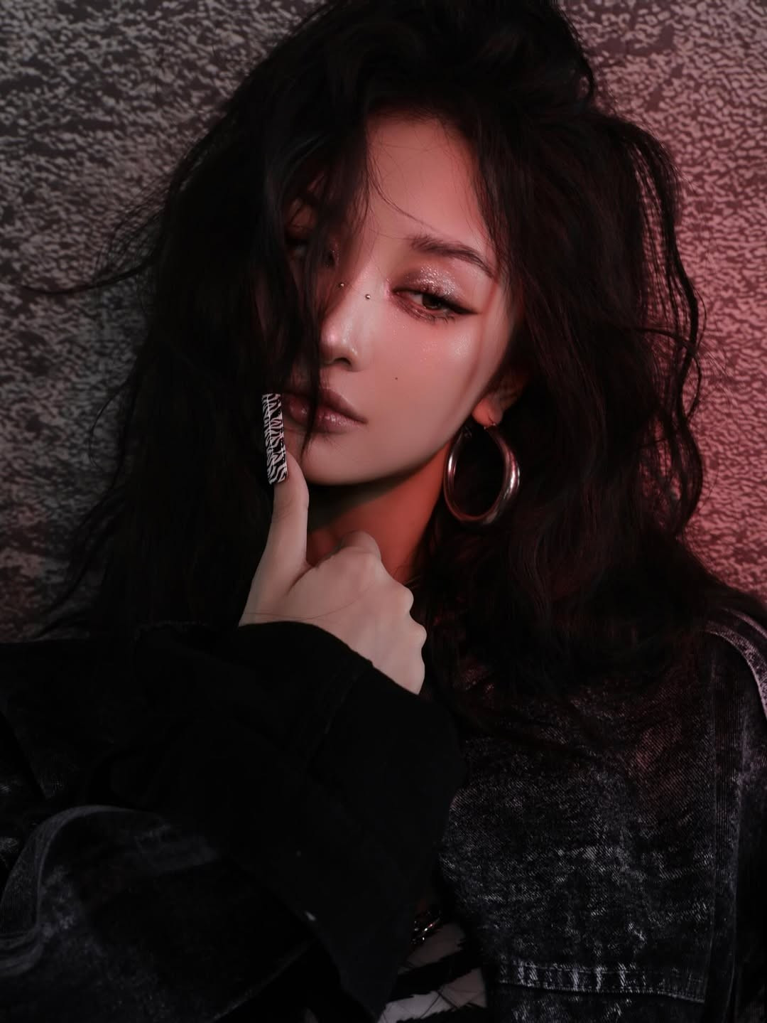 Cô diện bộ bikini họa tiết ngựa vằn kết hợp cùng phụ kiện dây xích hầm hố, tôn lên vòng eo thon gọn và vóc dáng chuẩn chỉnh. (Ảnh: IGNV)